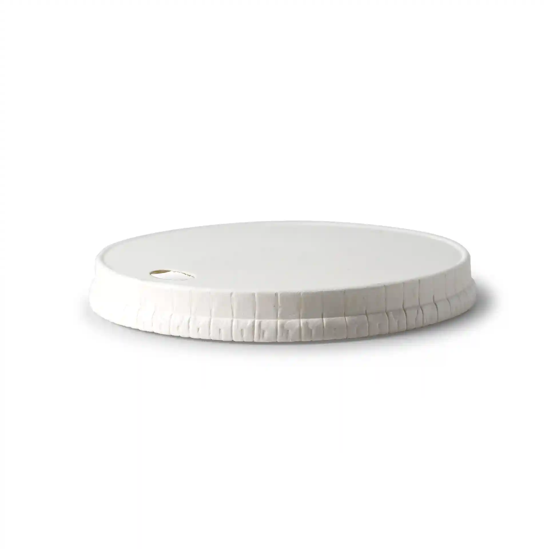 Couvercle en papier blanc de 90 mm de diamètre avec une ouverture pour boire, présentant un bord texturé.