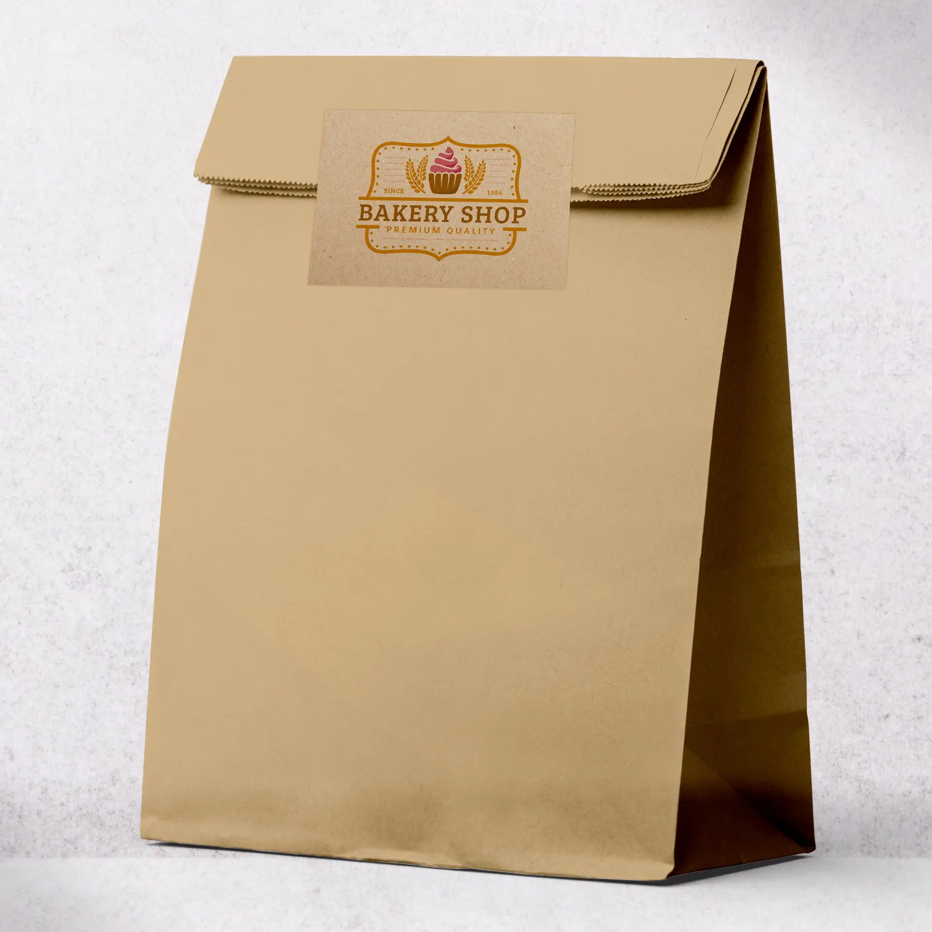 Sac en papier kraft brun mat avec une étiquette logo "Boulangerie" attachée à l'avant.