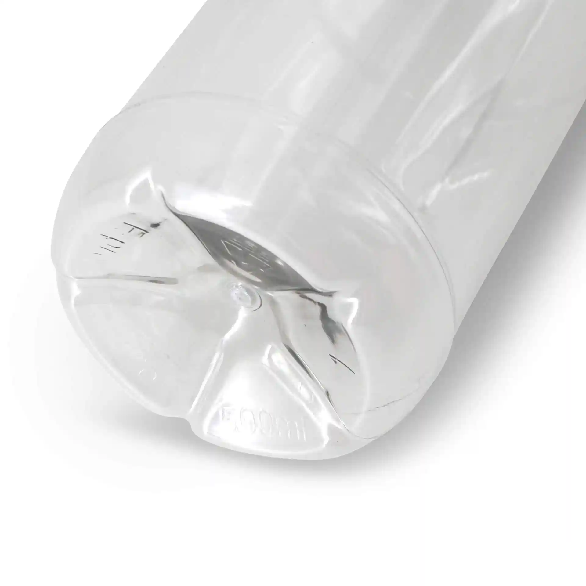 Bouteille rPET transparente avec un couvercle blanc, montrant le fond et les repères de mesure.