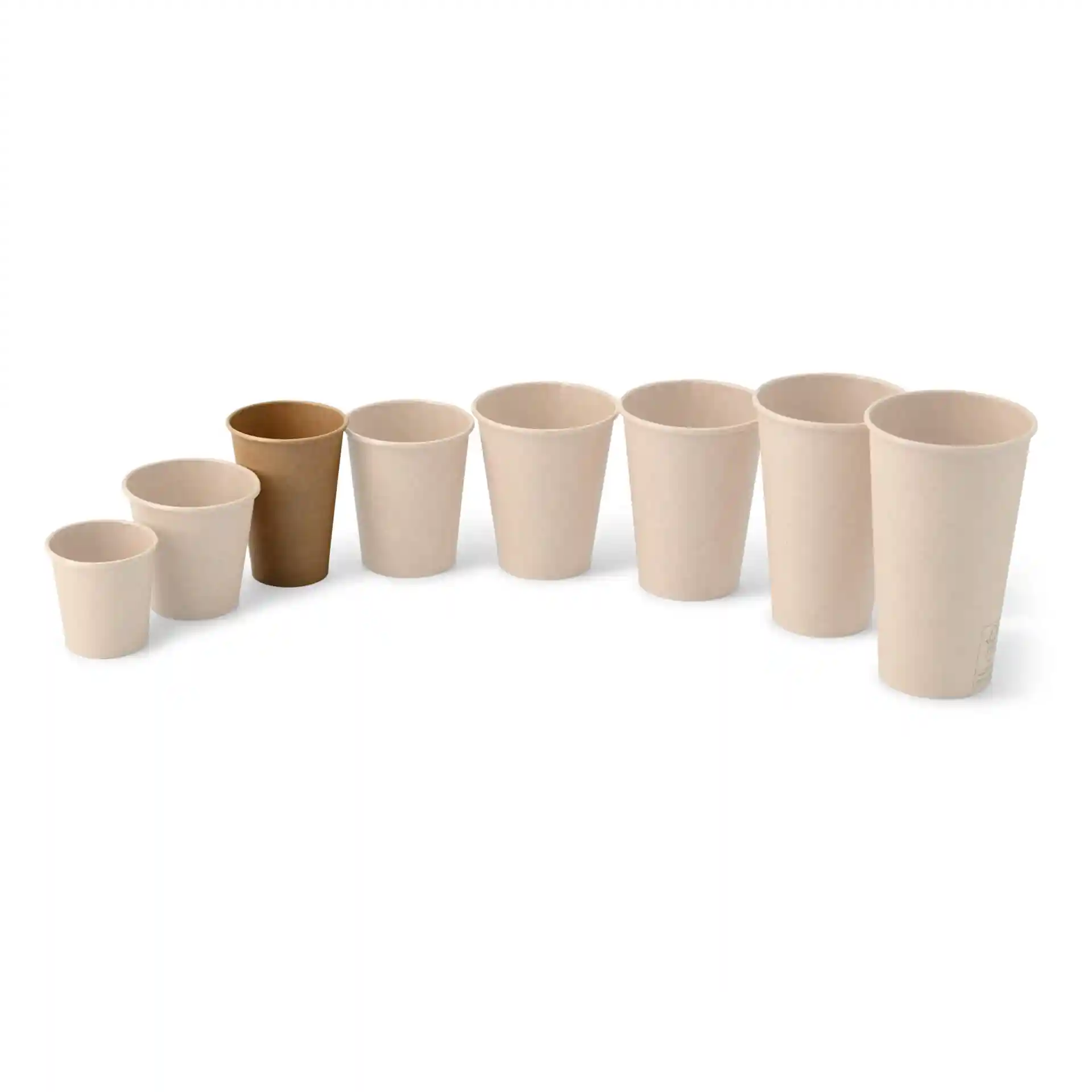 Image de plusieurs gobelets en carton ronds de tailles variées, dont un gobelet marron, disposés en demi-cercle.