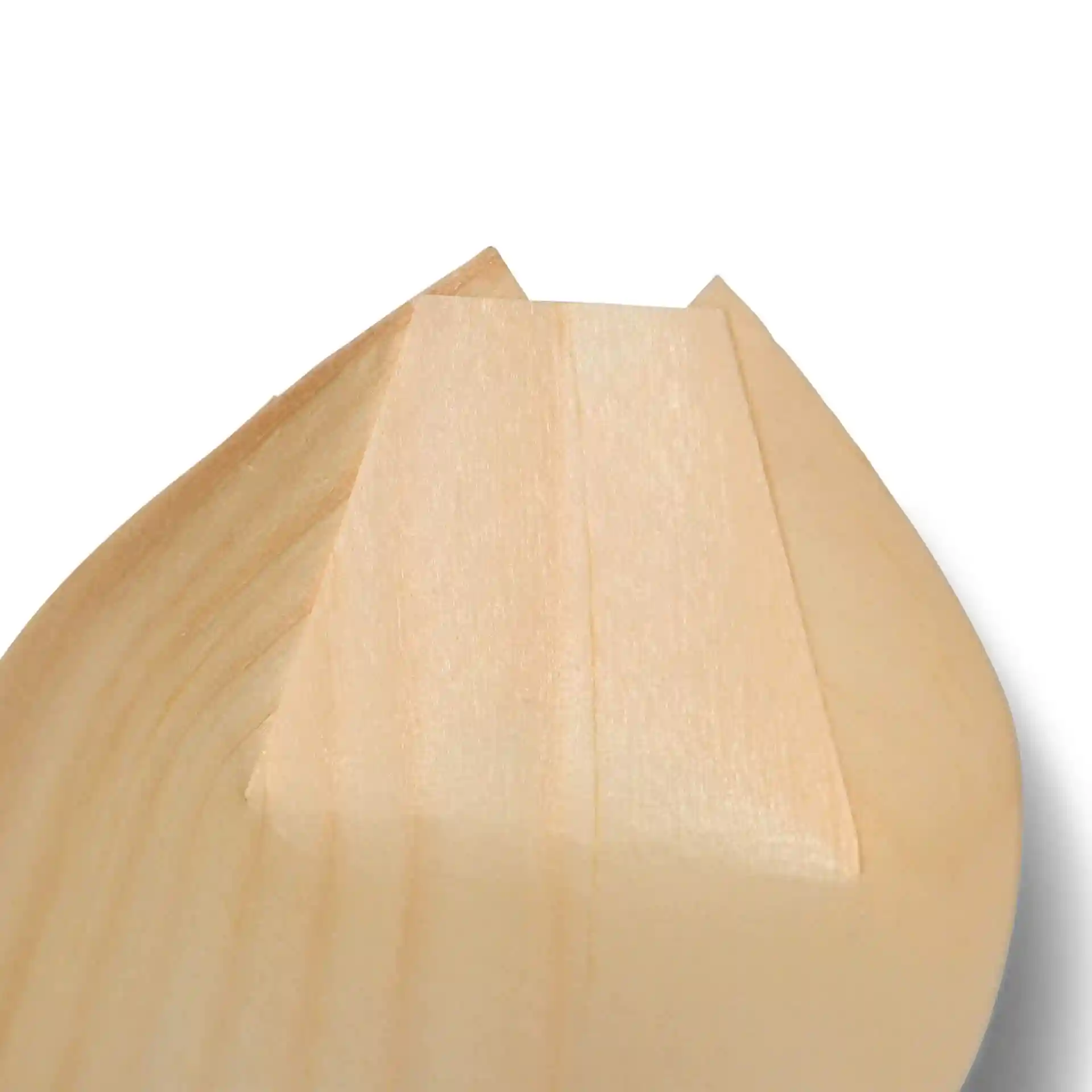 Gros plan de la pointe d'un objet en bois en forme de bateau, montrant un grain de bois lisse et une couleur brun clair.