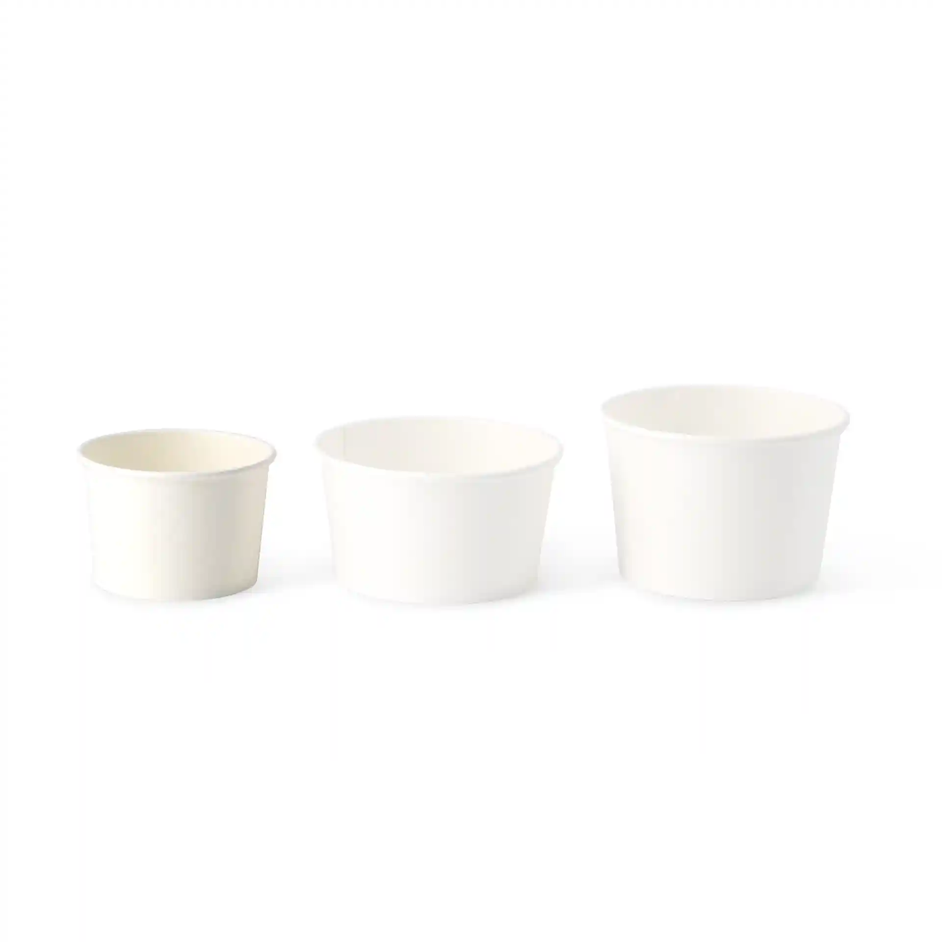 Trois gobelets en carton blancs de tailles variées sur un fond uni.