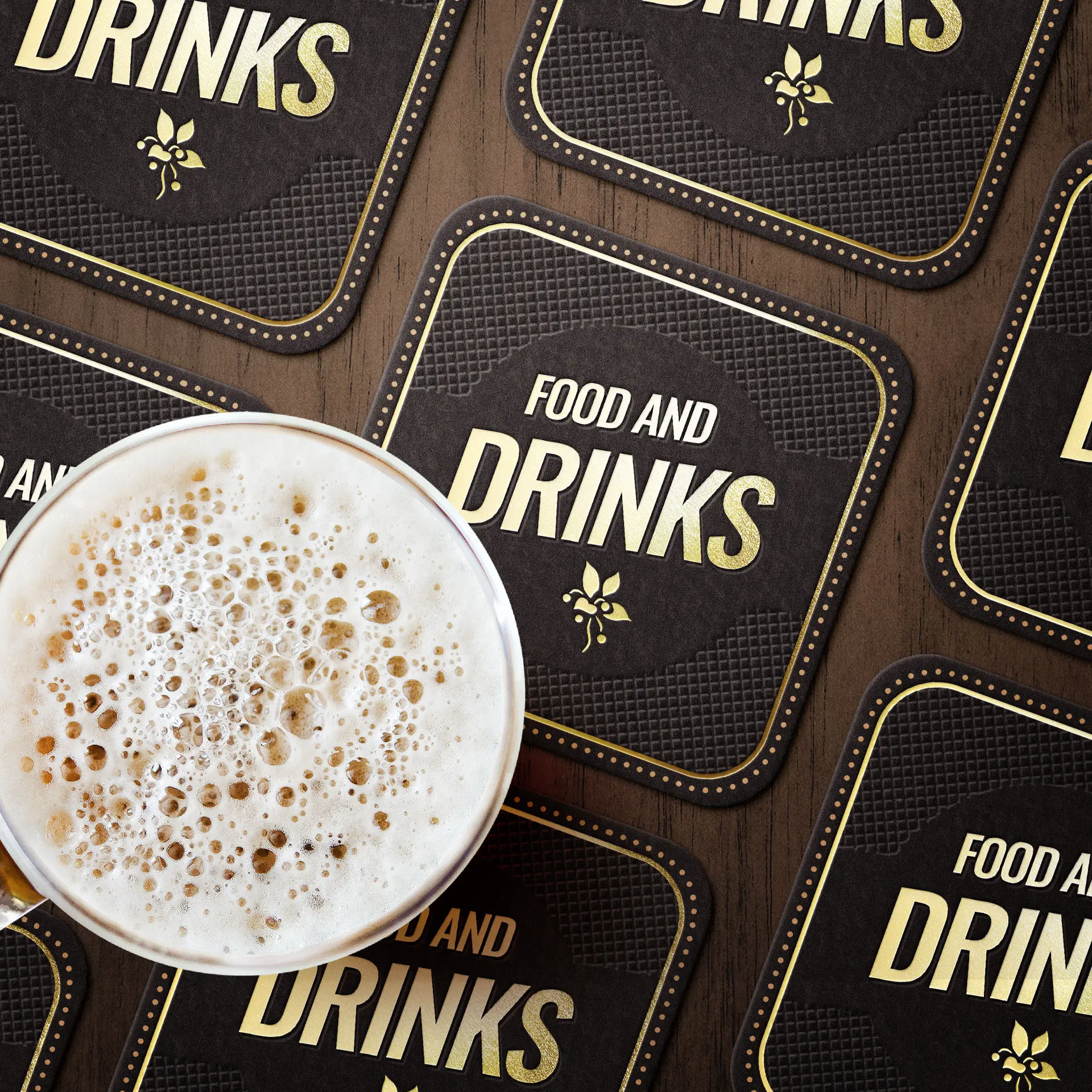 Un verre de bière sur des sous-verres carrés imprimés avec le texte "Nourriture et Boissons", disposé sur une surface en bois.