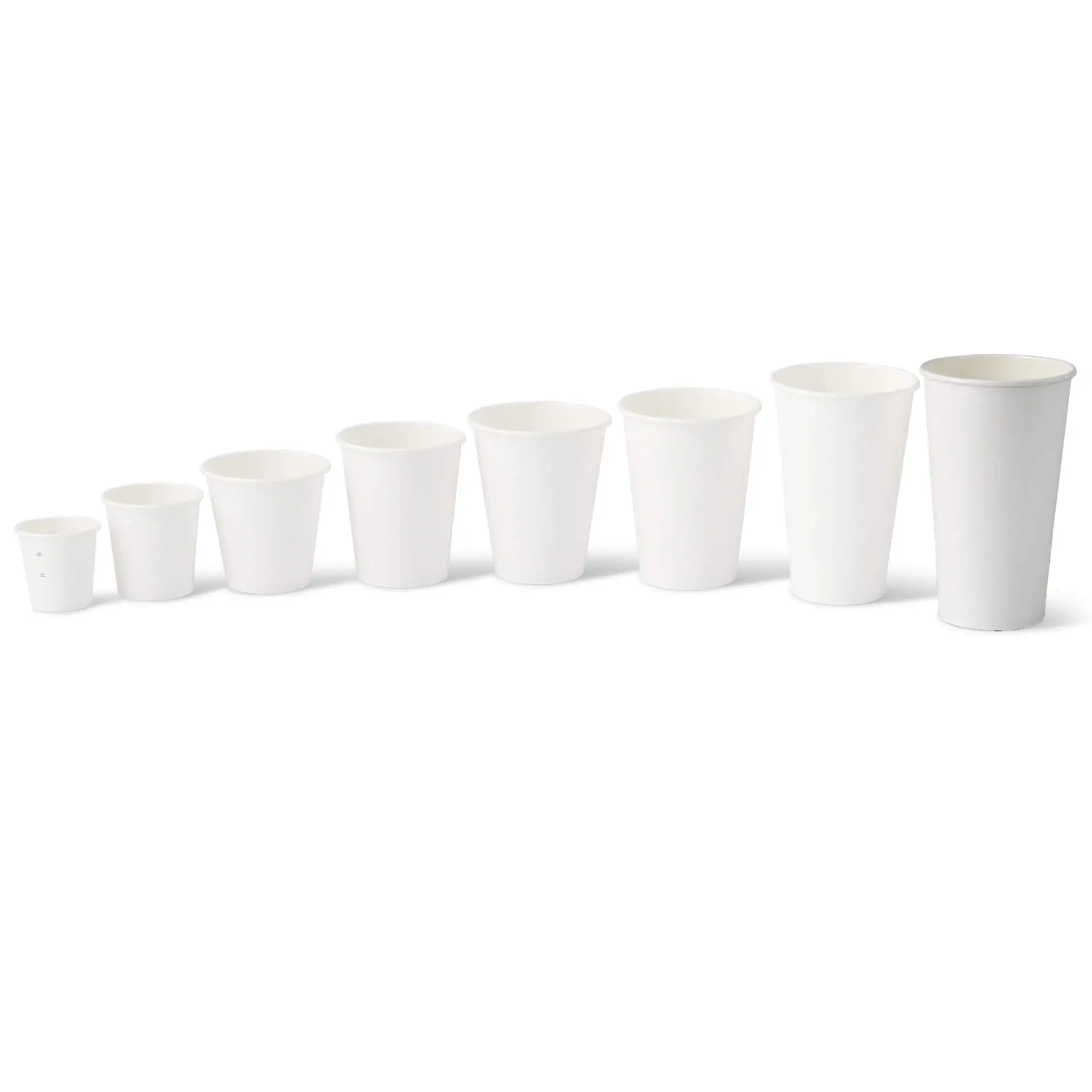 Gobelets en papier blanc à paroi simple de différentes tailles avec un revêtement en PLA pour boissons chaudes et froides, empilés du plus petit au plus grand.