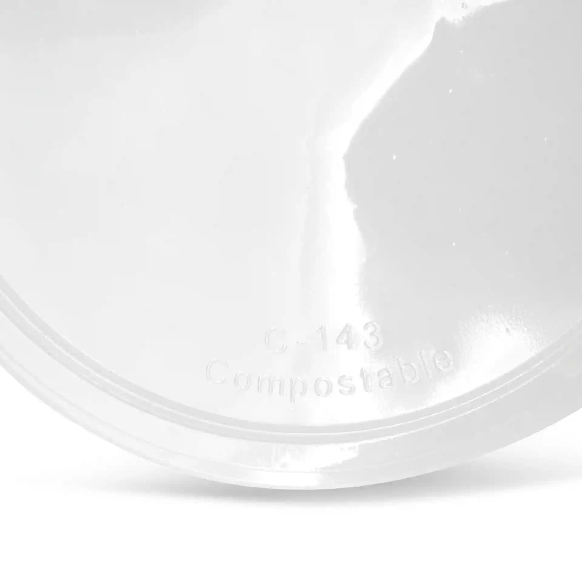 Couvercle rond transparent pour des gobelets, d'un diamètre de 143 mm et d'une hauteur de 16 mm.