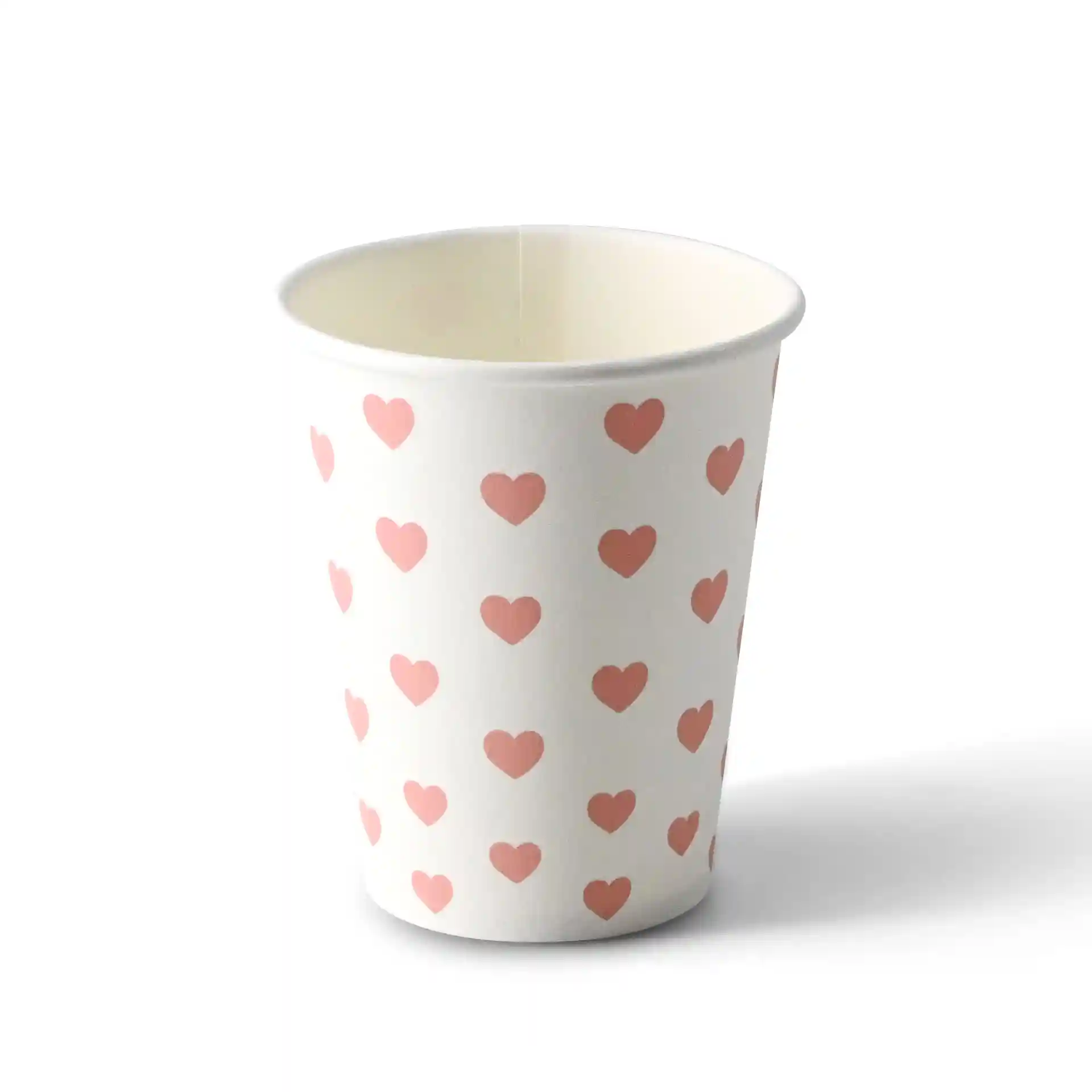 Gobelet blanc avec des motifs de cœurs roses, capacité de 8 oz, forme ronde et en carton.