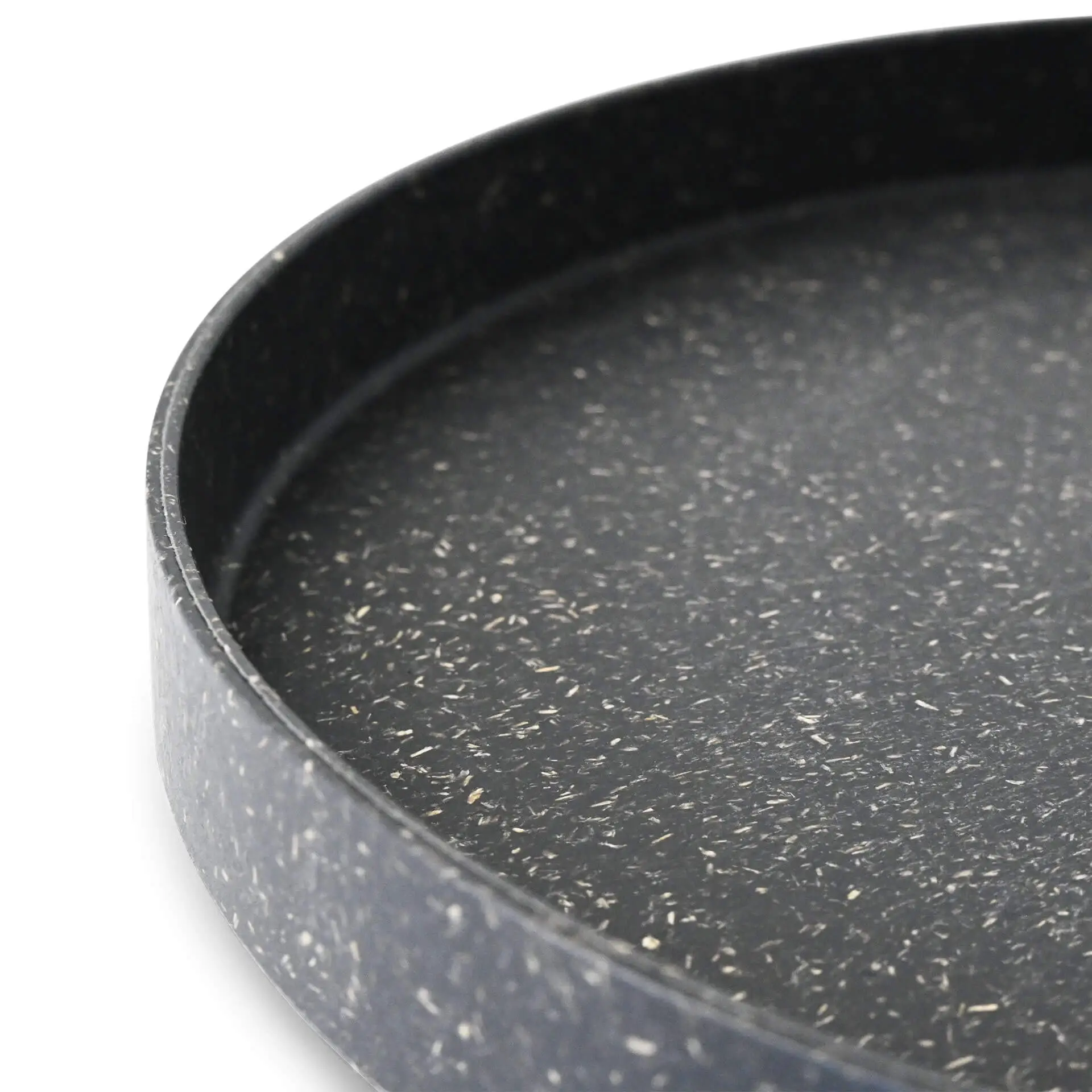 Assiette ronde grise avec surface texturée, mesurant 20 cm de diamètre et 2,2 cm de hauteur.