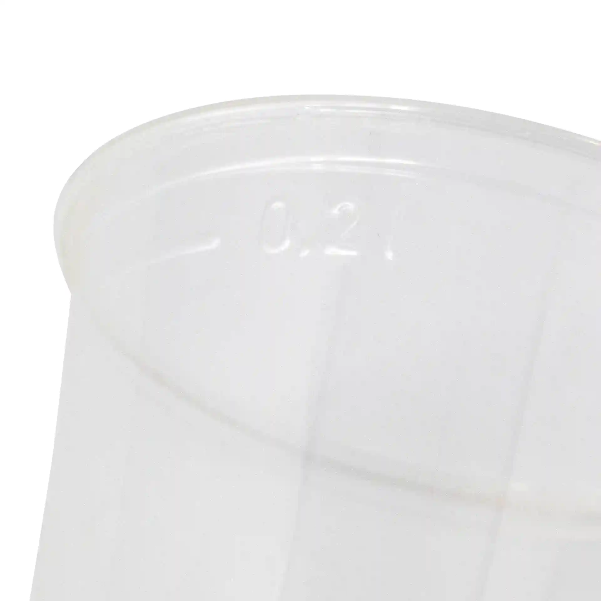 Gobelet en plastique transparent de 8 oz en PLA, montrant le bord supérieur avec un marquage de mesure de 0,21.