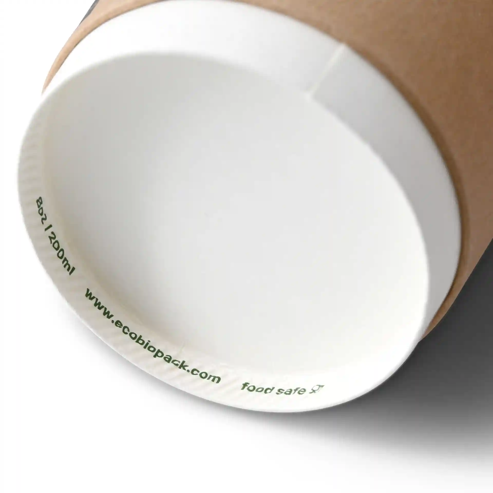 Gobelet à emporter marron avec intérieur blanc, design à double paroi et diamètre de 80 mm.