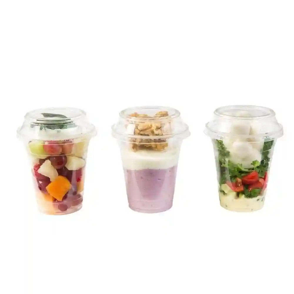 Trois verres transparents contenant des fruits assortis, du yaourt avec du granola et une salade avec des billes de mozzarella.