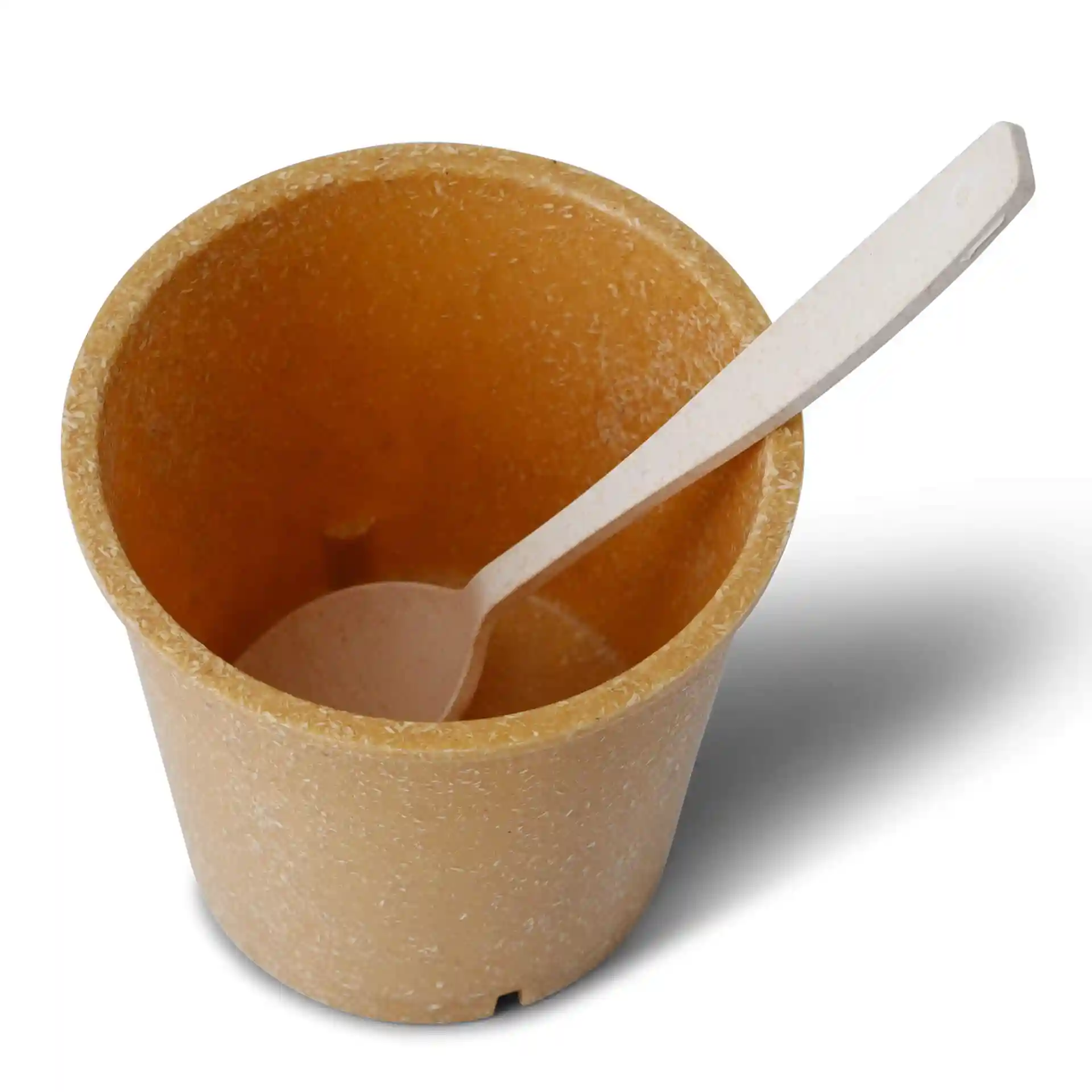 Gobelet rond brun réutilisable en matériau bio, capacité de 400 ml, avec une cuillère blanche à l'intérieur.
