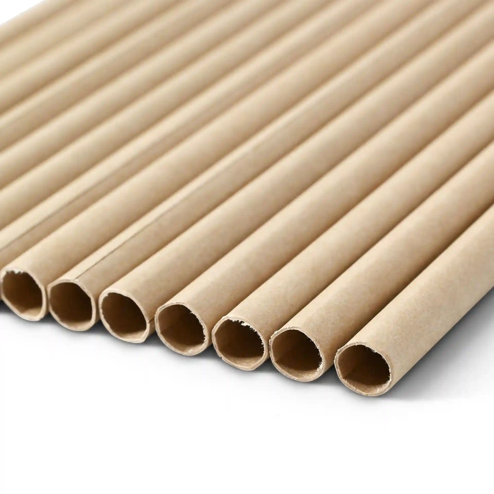 Pailles jumbo en papier brun, longues de 23 cm et larges de 0,8 cm, disposées en rangée sur un fond uni.