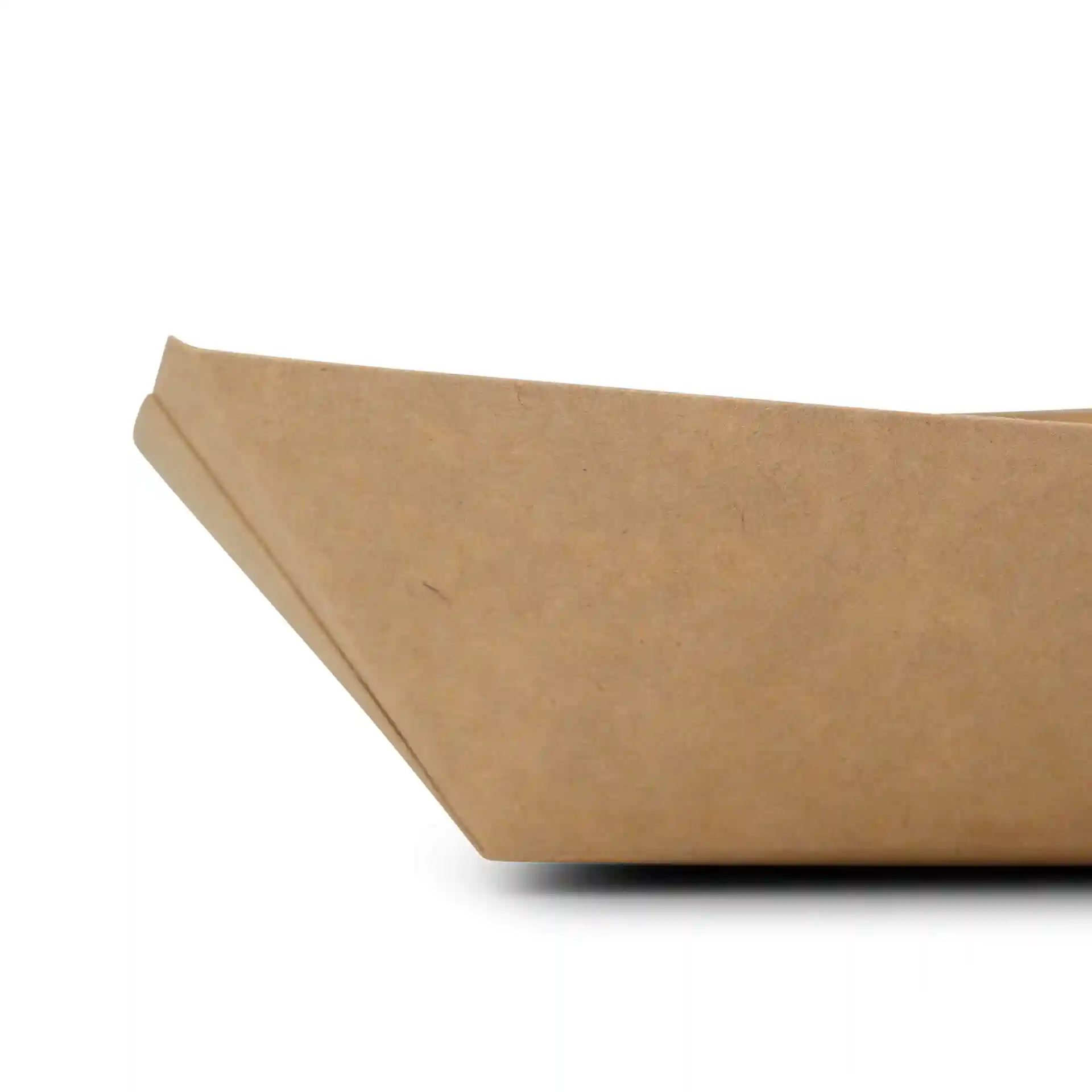 Plateau à snacks en carton brun avec un design conique, mesurant 17 x 12 x 4 cm.
