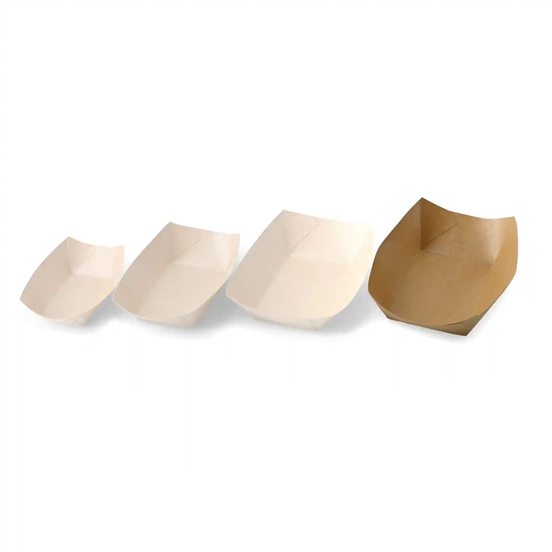 Quatre plateaux à snacks en carton de tailles variées, trois de couleur claire et un marron, disposés côte à côte.