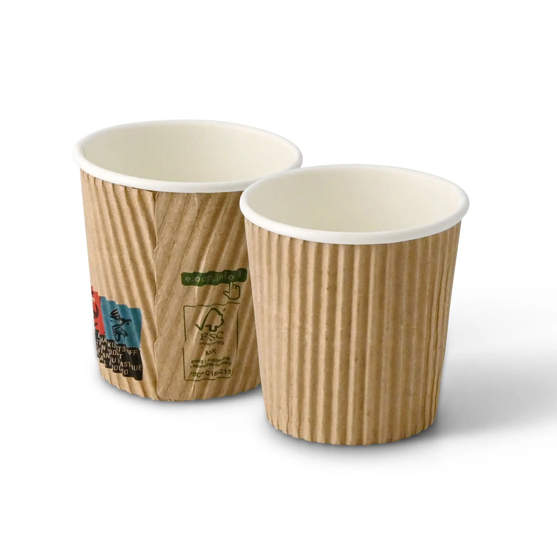 Une tasse marron à rainures au premier plan, intérieurement blanche ; une autre tasse similaire partiellement visible derrière avec un revêtement en PLA.