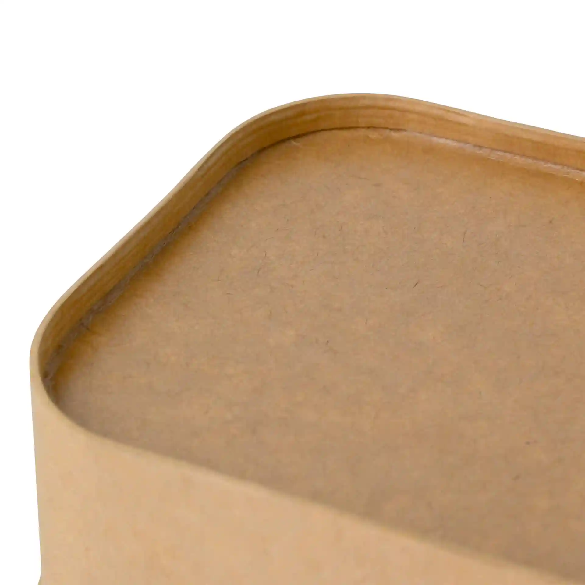 Gros plan du bord supérieur d'un contenant alimentaire rectangulaire en carton brun.