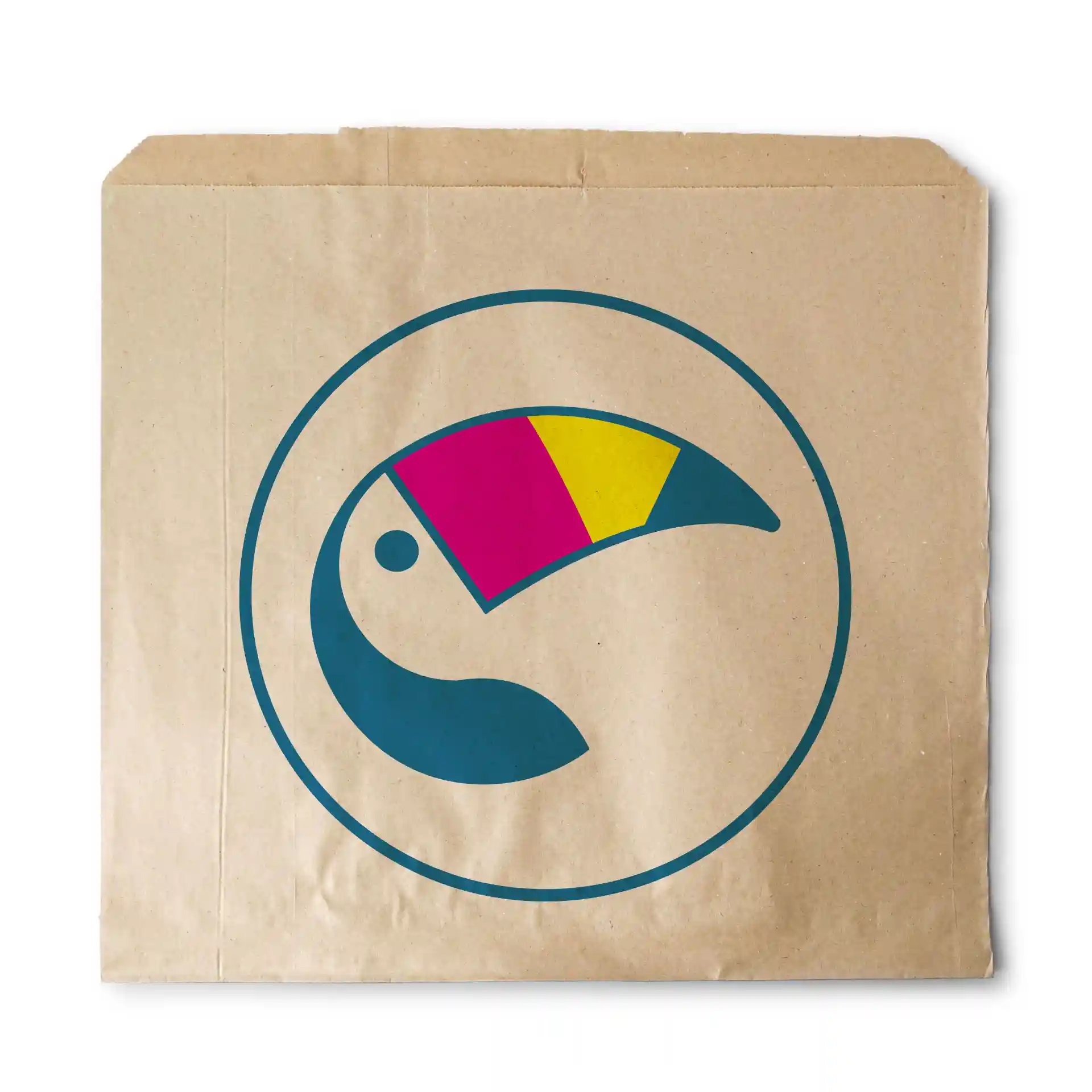 Sac plat marron avec un design circulaire présentant un toucan stylisé en teal, rose et jaune.