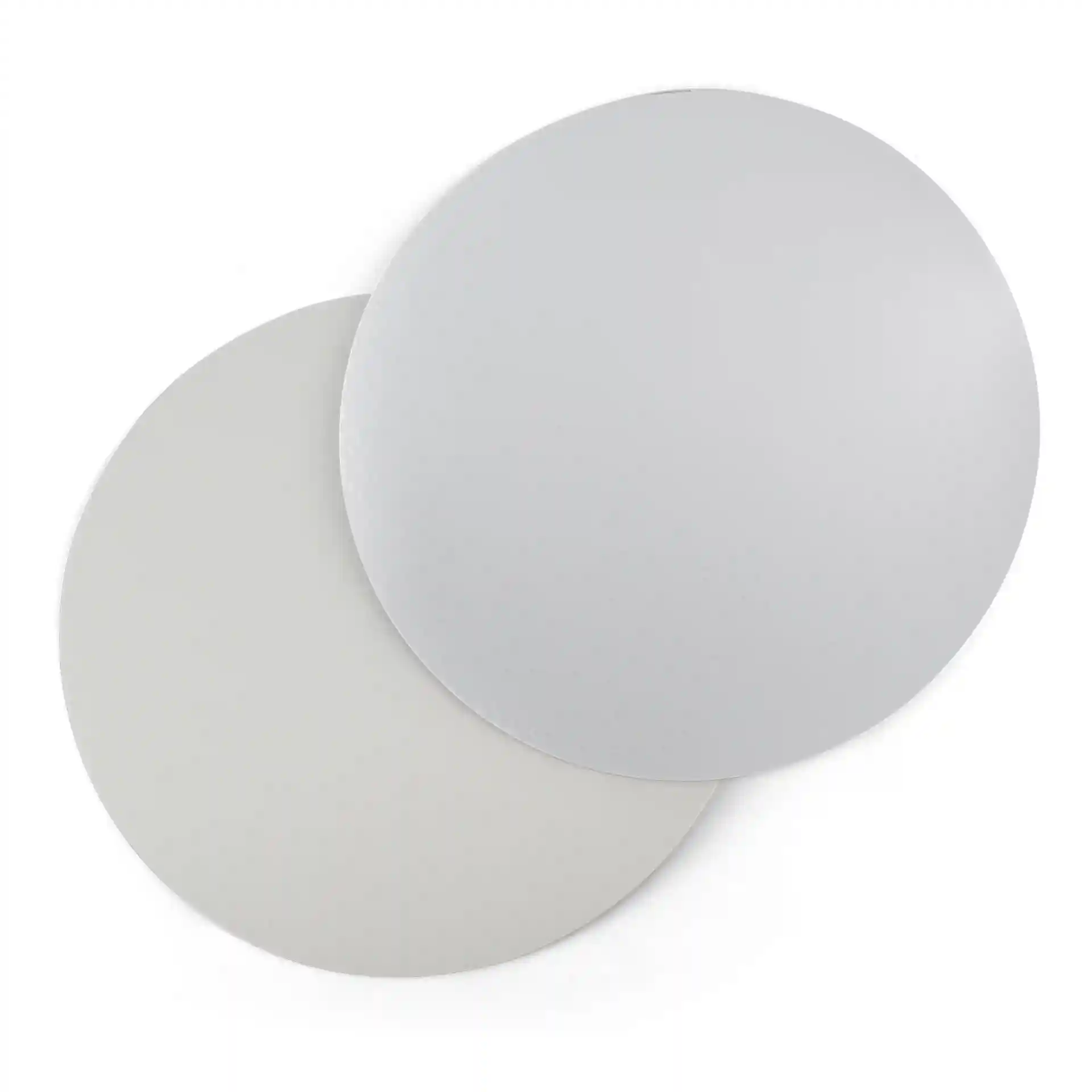 Couvercles en carton aluminium ronds gris, empilés l'un sur l'autre, d'un diamètre de 180 mm.