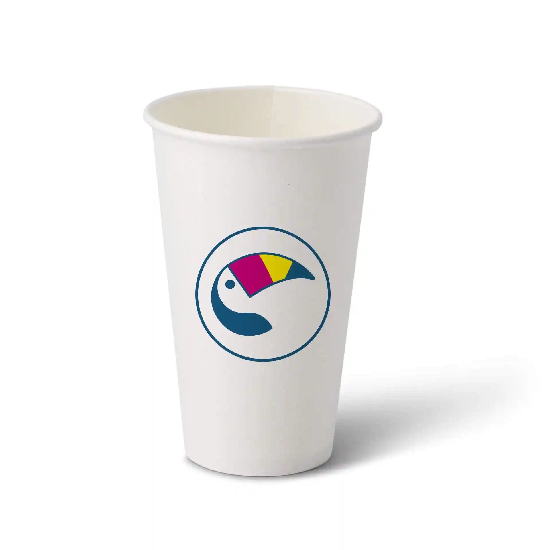Gobelet en papier blanc de forme ronde avec un logo représentant un toucan coloré.