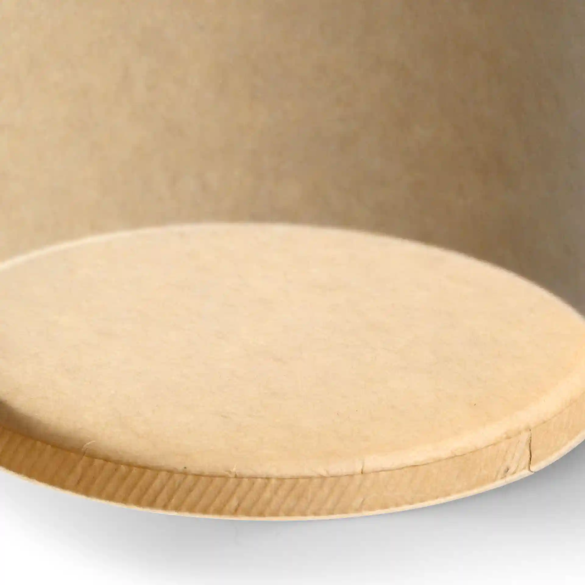 Gobelet en carton brun pour soupe avec une base ronde, montrant le dessous et les détails des bords.