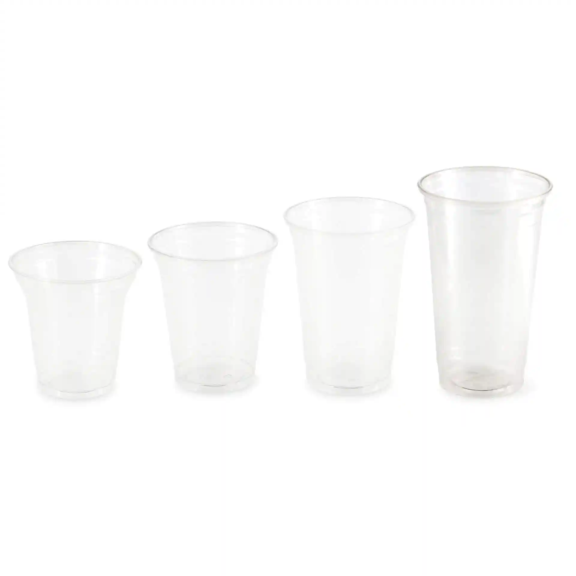 Ensemble de quatre gobelets rPET transparents de tailles variées sur fond blanc.