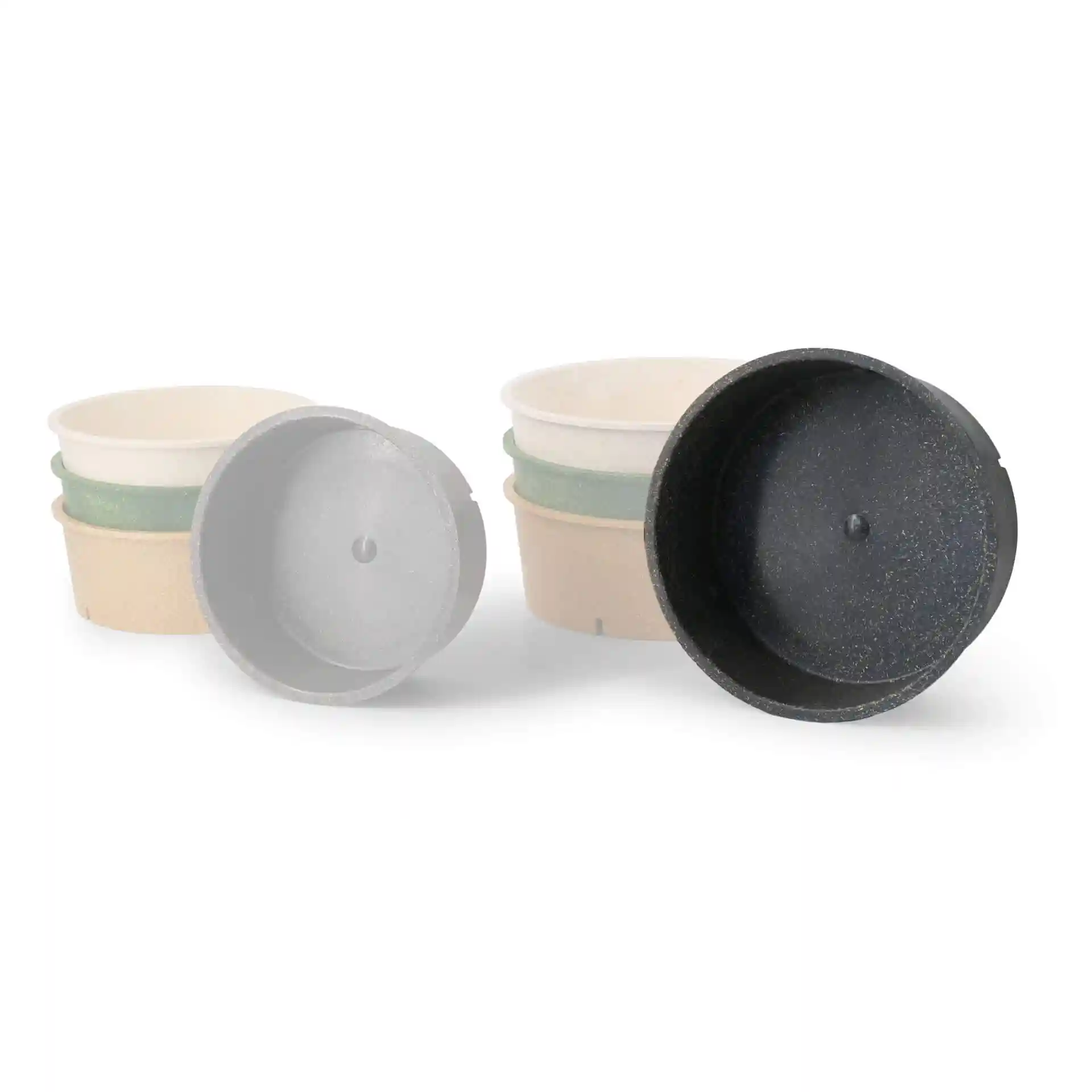 Image de plusieurs bols ronds réutilisables en gris, avec un bol retourné pour montrer l'intérieur.