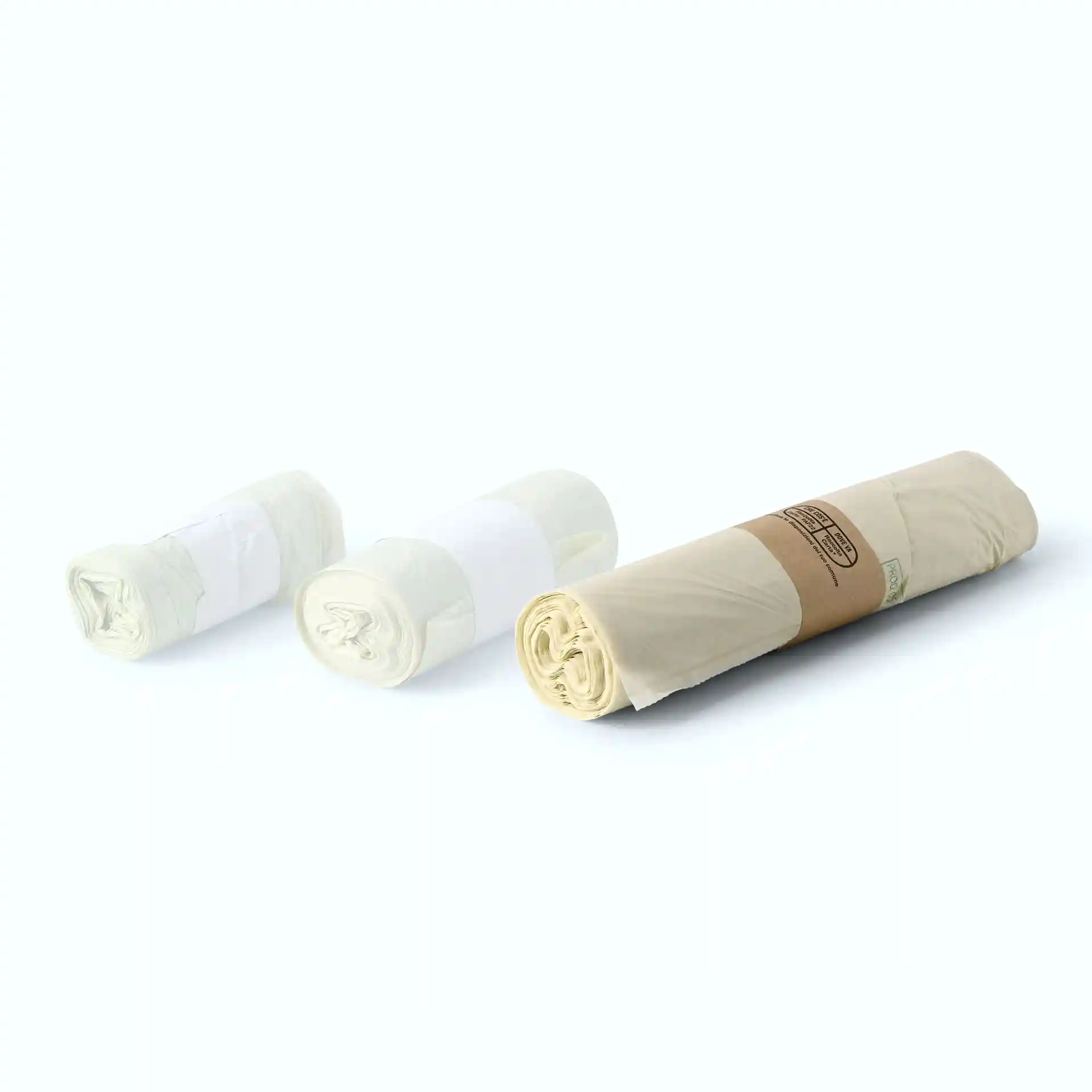 Trois rouleaux de sacs poubelle bio transparents en PLA, avec deux rouleaux plus petits et un plus grand rouleau.