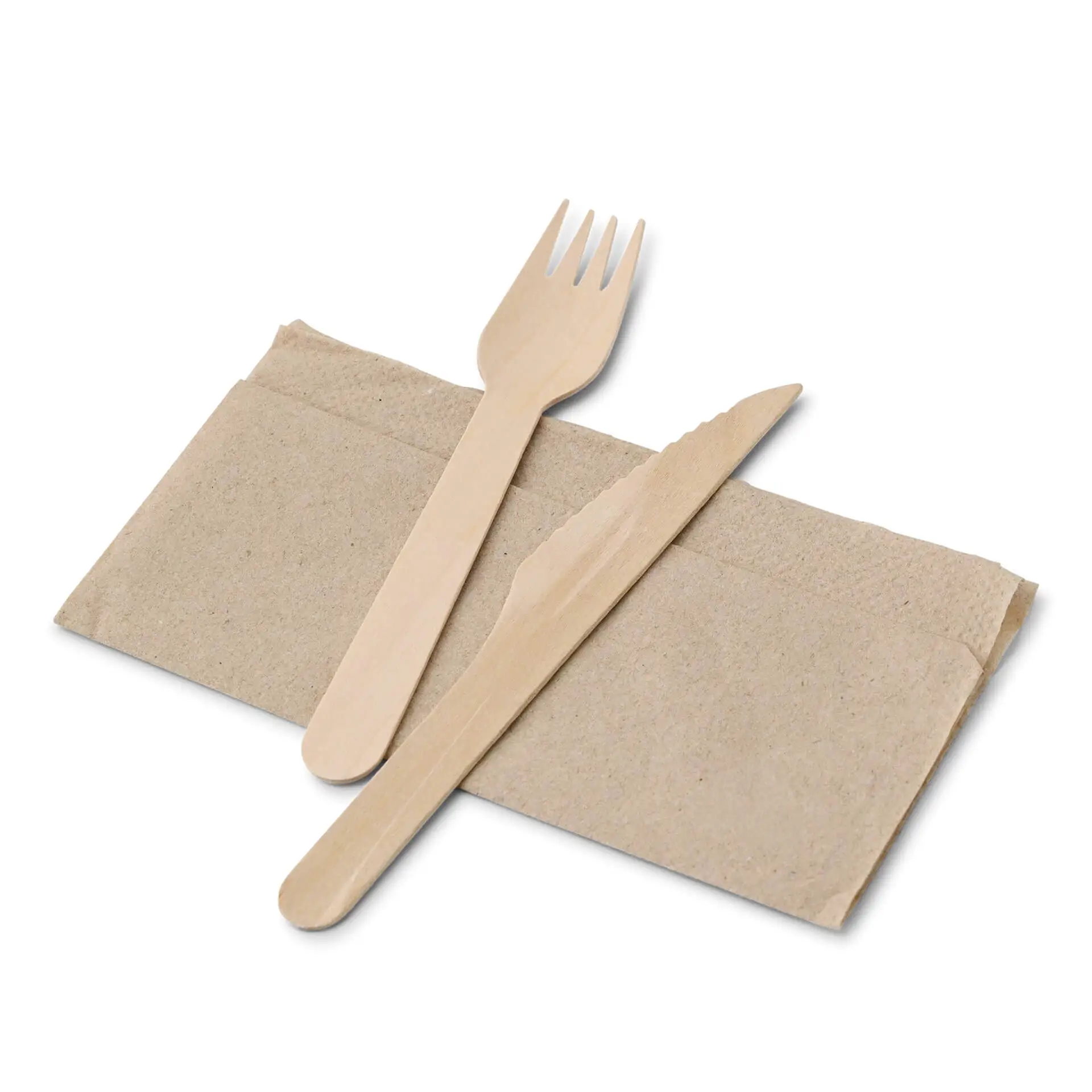 Ensemble de couverts en bois comprenant une fourchette et un couteau sur une serviette en papier rectangulaire non blanchie.