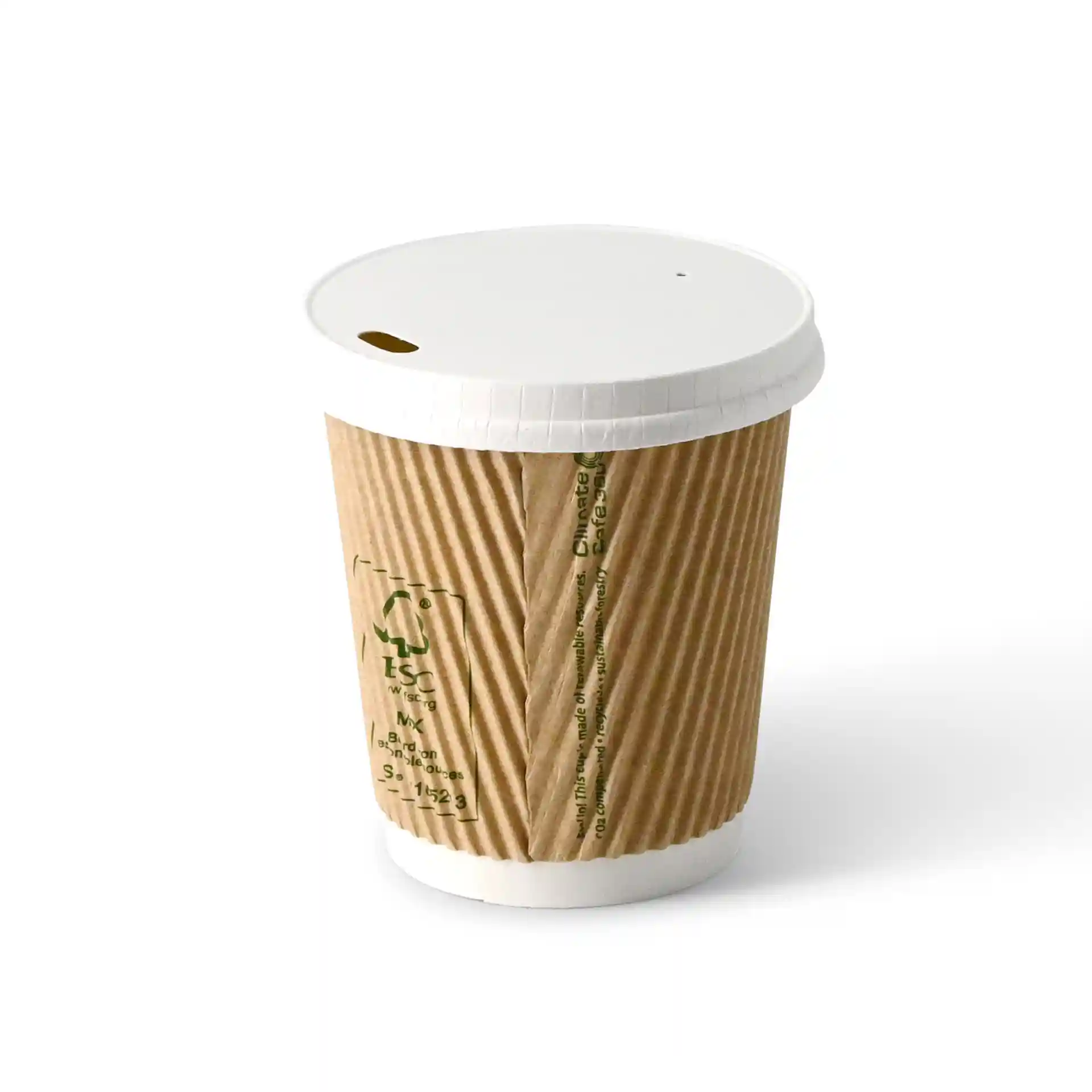 Gobelet en papier brun avec un couvercle blanc, présentant une ouverture pour boire et une texture nervurée sur les côtés.