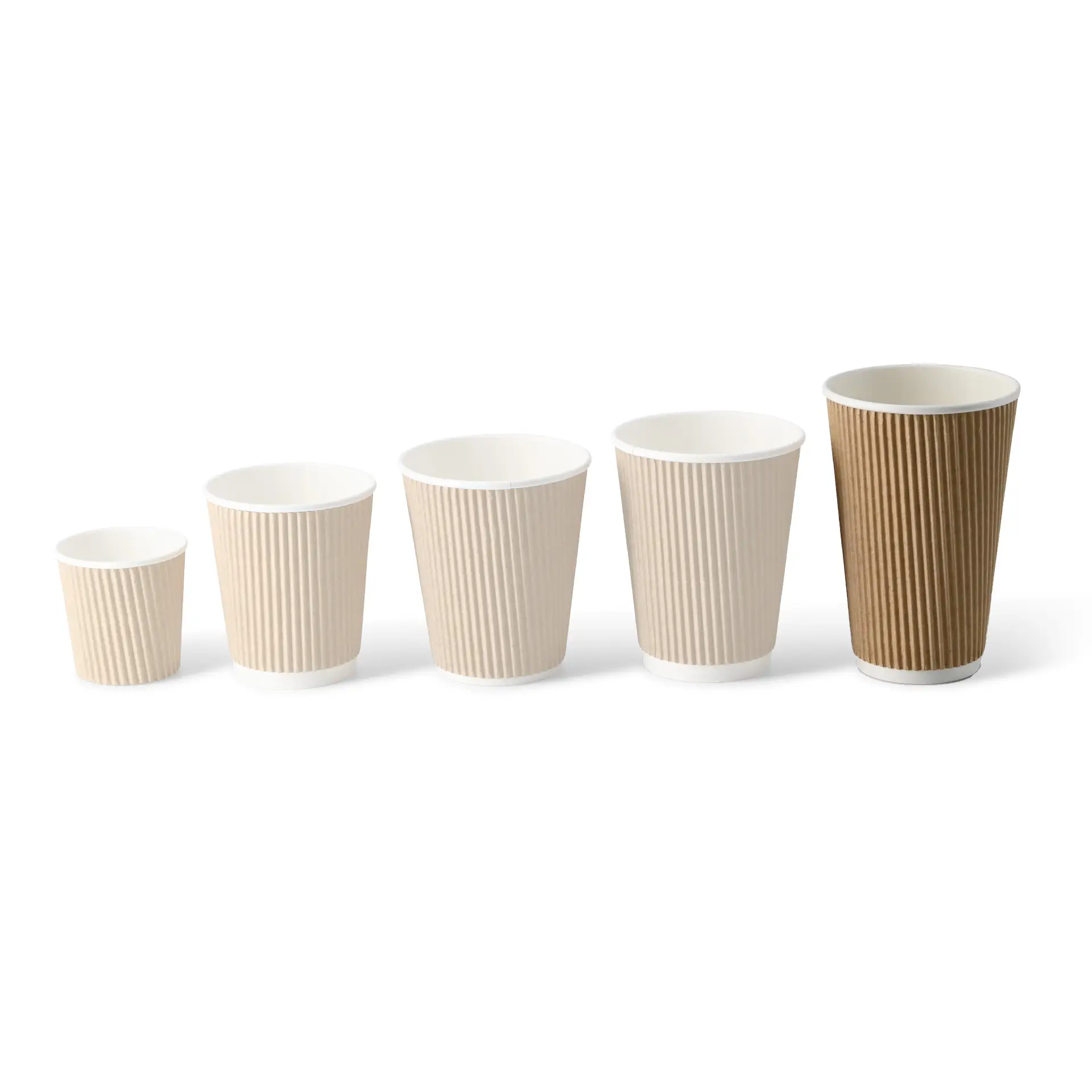 Image de cinq tasses à rayures de tailles variées, en beige et marron, sur un fond uni.
