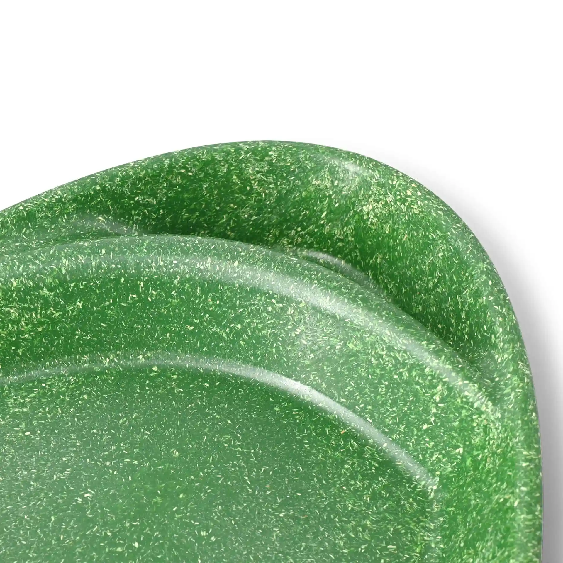 Assiette divisée réutilisable verte avec deux compartiments, en forme de goutte, montrant une surface texturée.