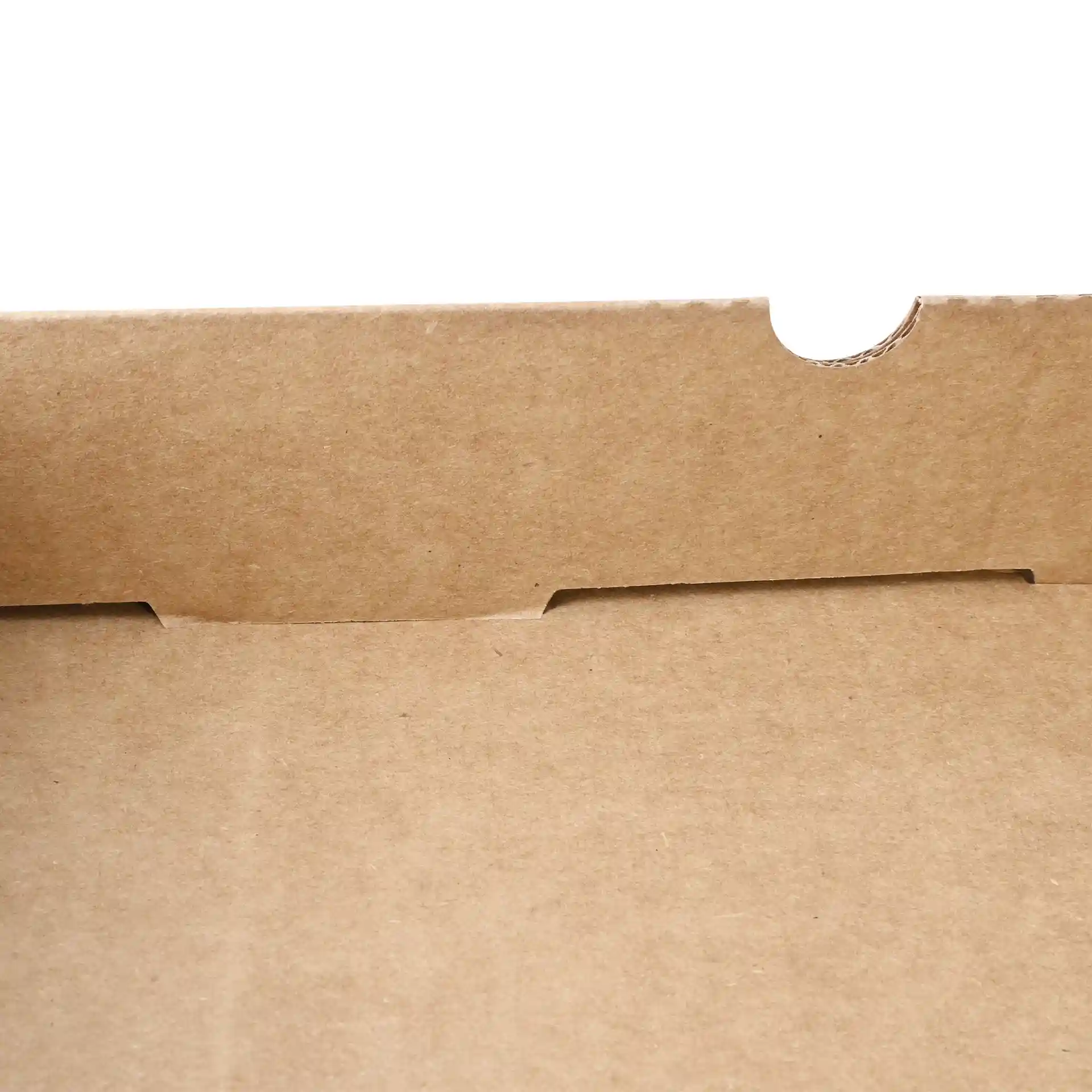 Gros plan d'une boîte à pizza en carton brun avec un rabat et un onglet découpé, montrant la surface intérieure.