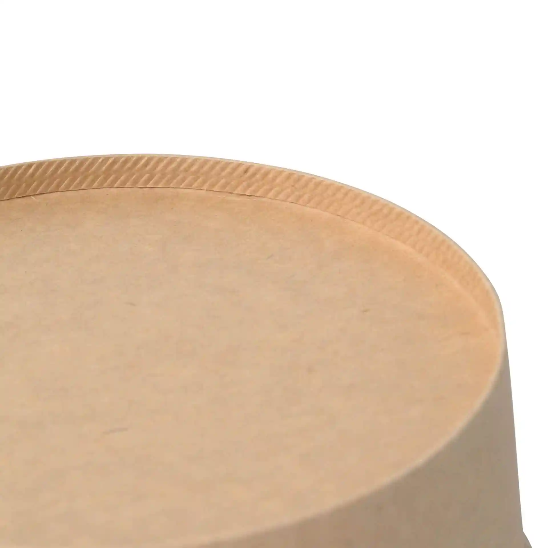 Gros plan du bord supérieur d'un bol rond en carton brun avec un bord texturé.