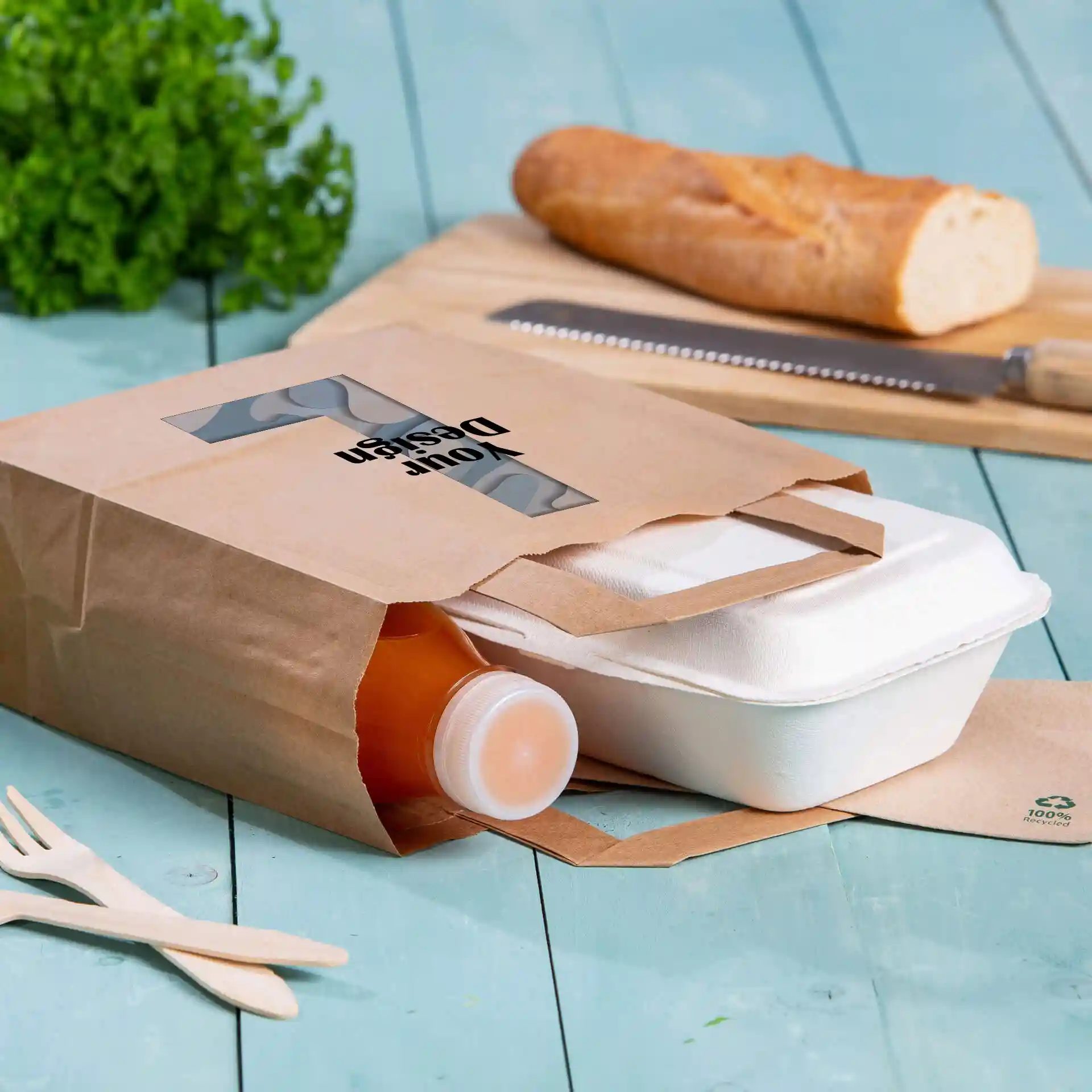 Sac en papier brun avec fenêtre transparente, contenant une bouteille de boisson et un récipient alimentaire blanc.