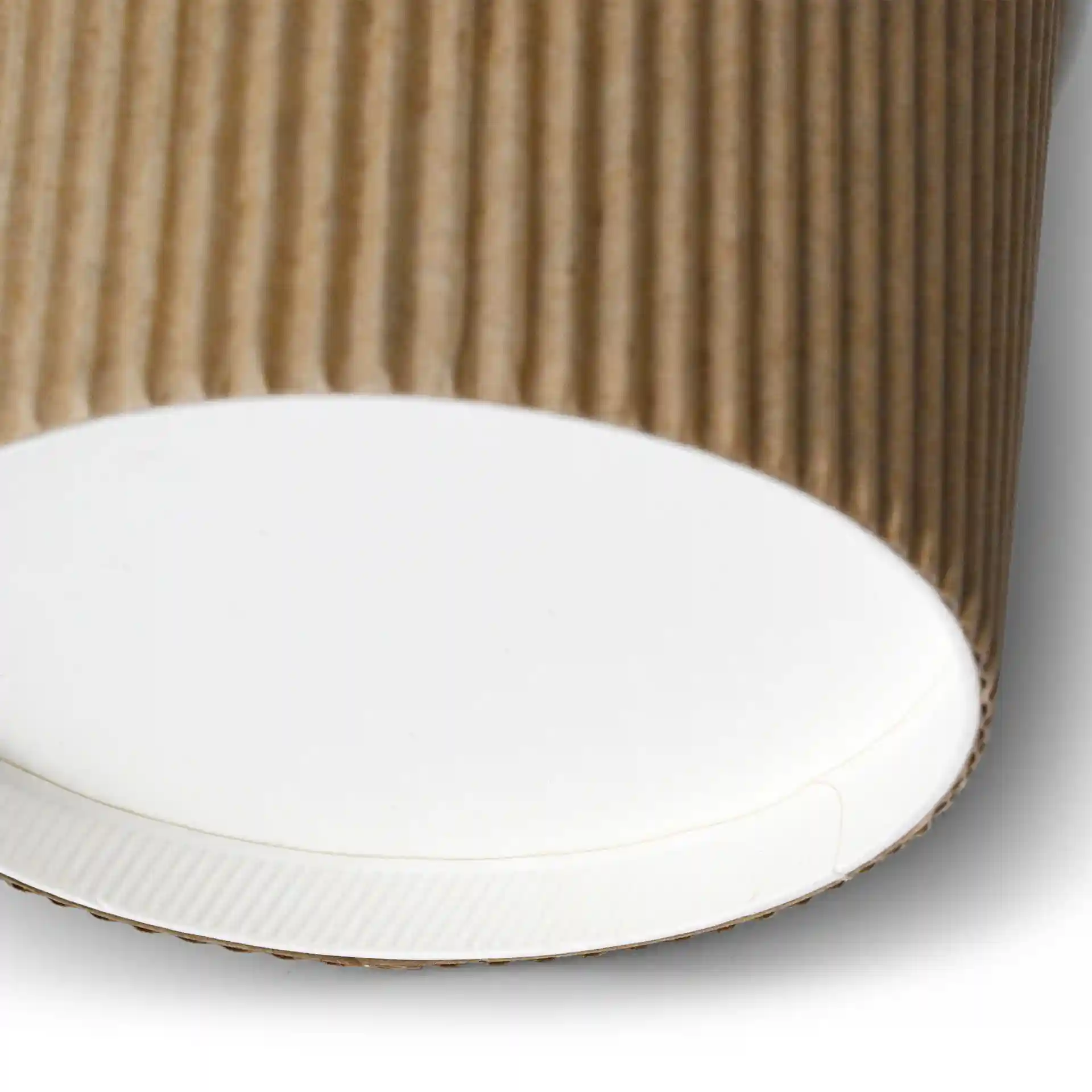 Gobelet à soupe en carton ondulé marron avec un intérieur blanc, montrant le fond et une partie du côté.