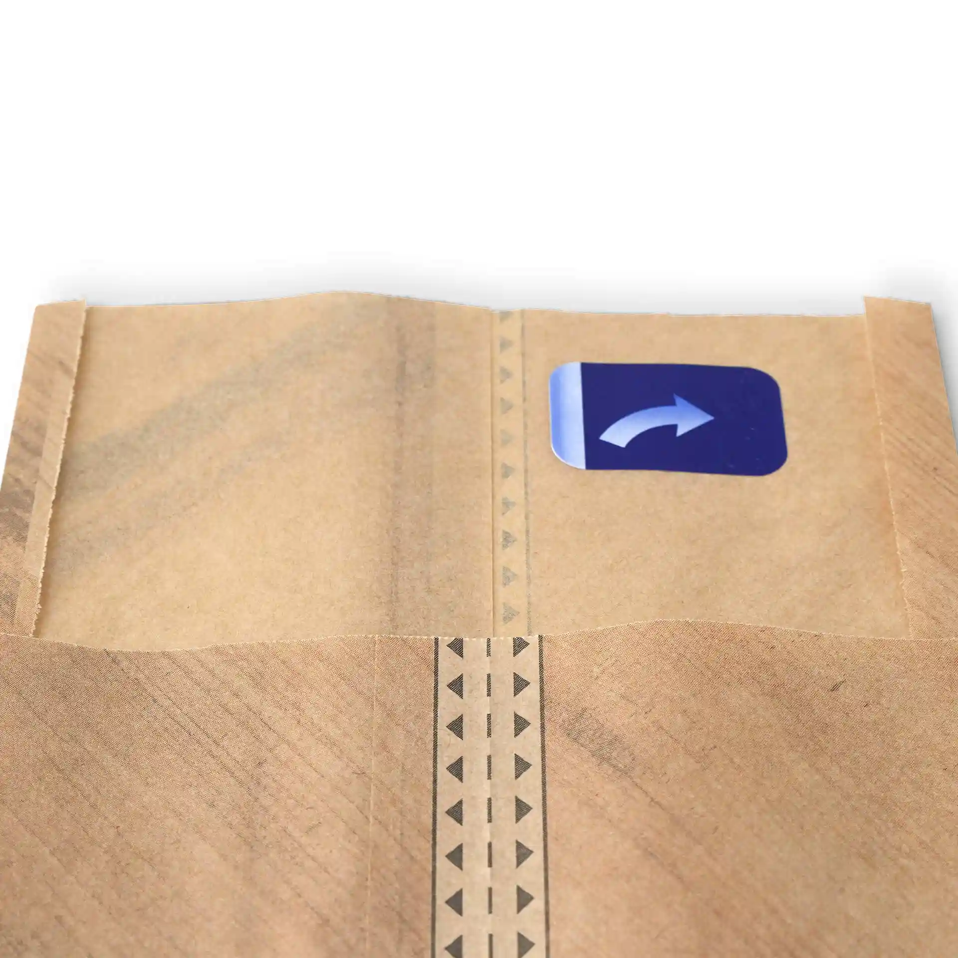 Sac en papier brun avec un sceau adhésif, présentant un symbole de flèche bleue et des marquages triangulaires imprimés.