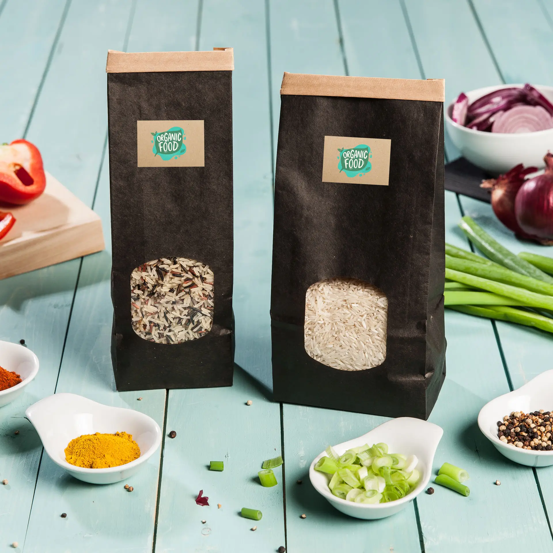 Deux sacs de riz sur une table en bois, l'un avec des grains mixtes et l'autre avec du riz blanc, entourés de bols d'épices et de légumes.