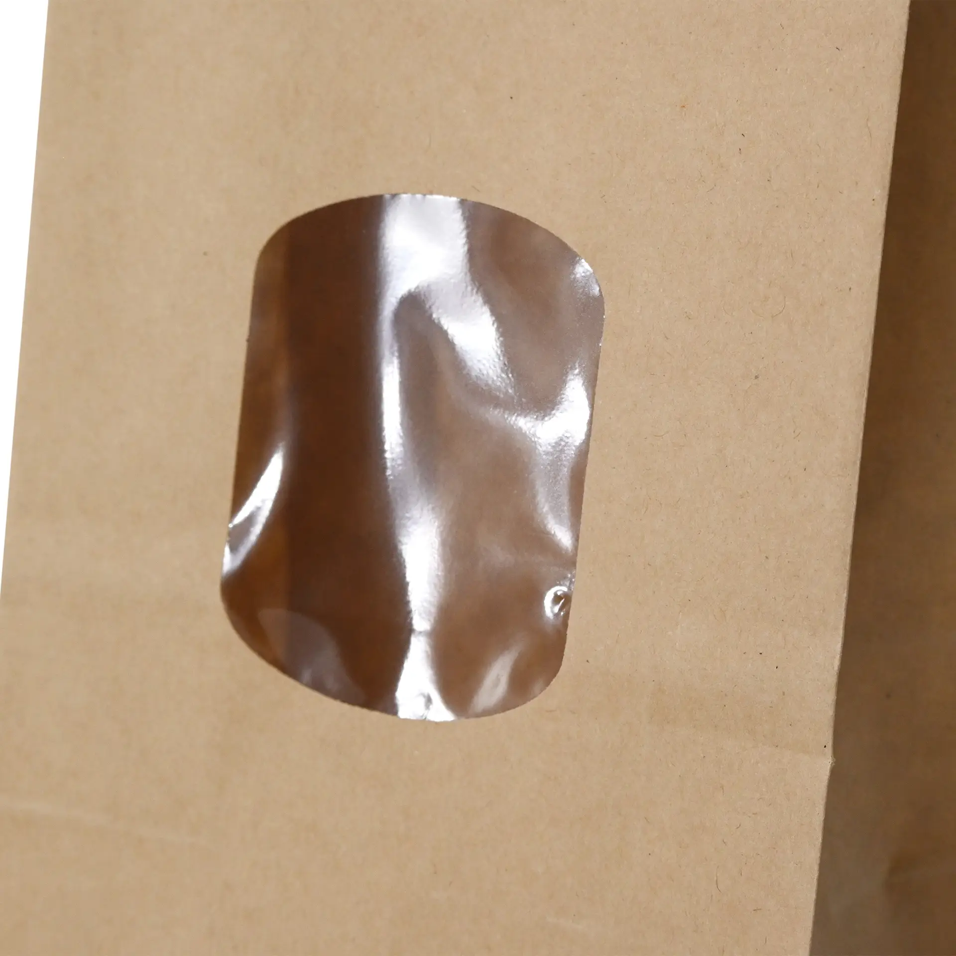 Sac en papier kraft brun avec fenêtre en PP transparent, fermeture à attache métallique, mesurant 8,5 x 5 x 24 cm.