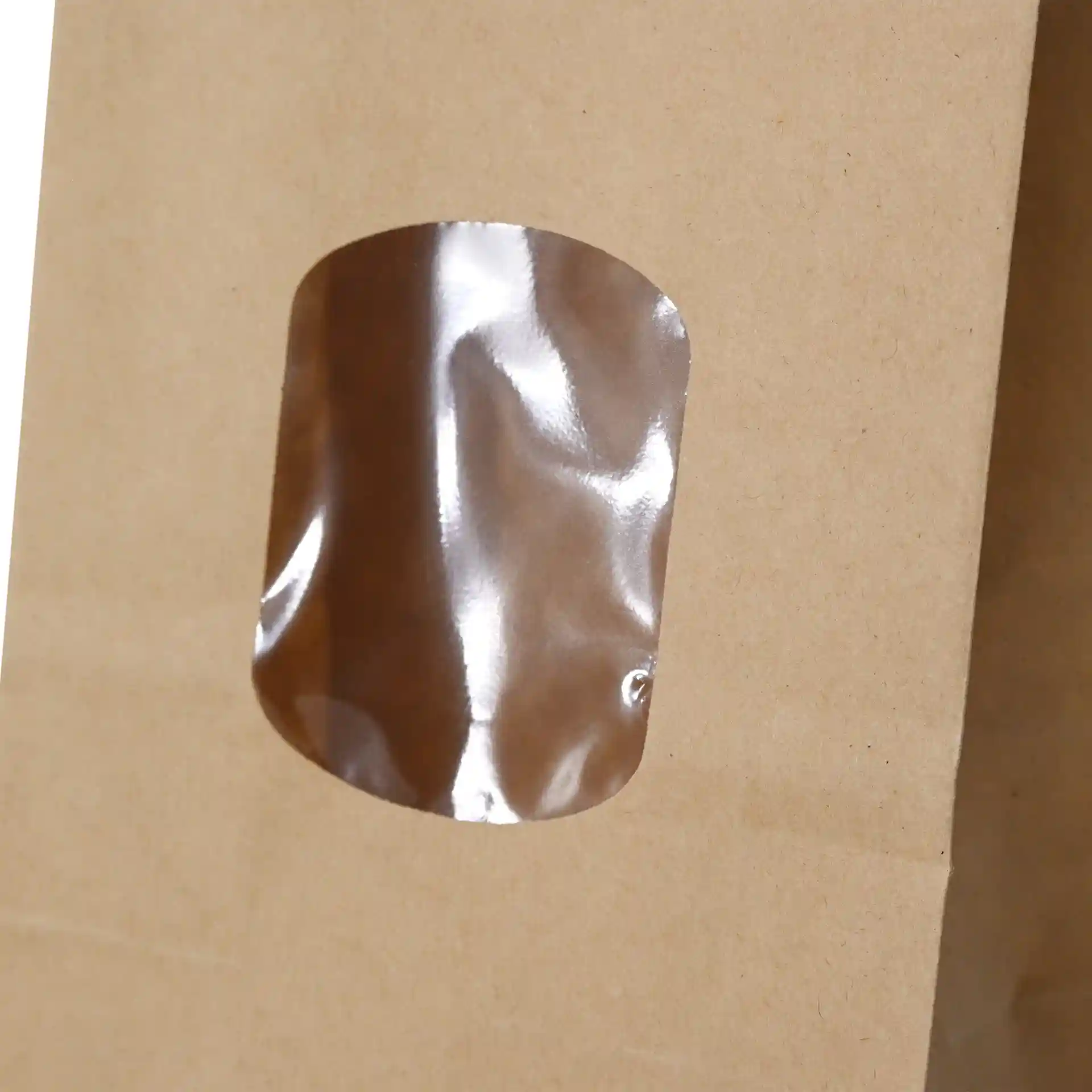 Sac en papier kraft brun avec fenêtre en PP transparent, fermeture à attache métallique, mesurant 8,5 x 5 x 24 cm.