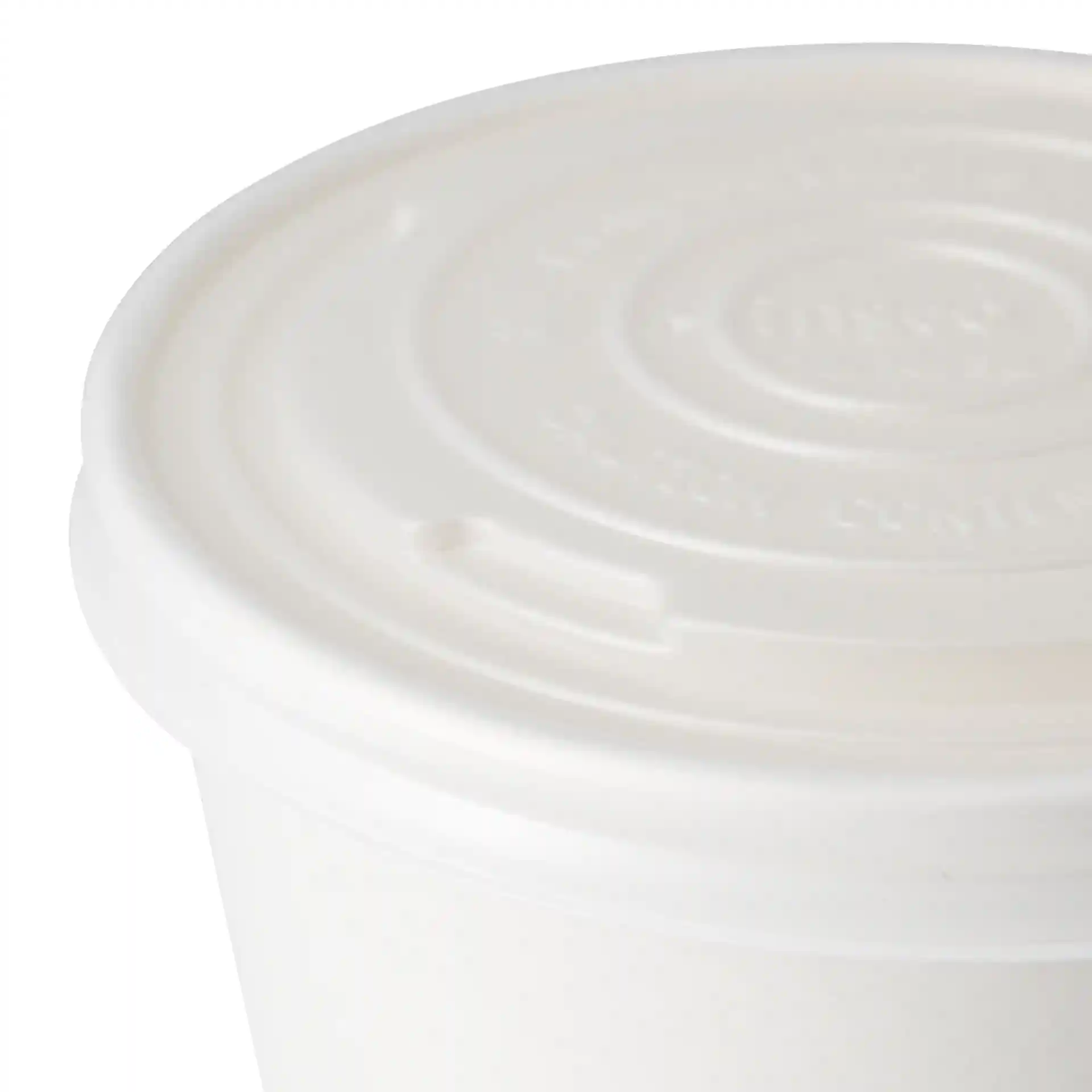 Couvercle plat CPLA blanc de forme ronde, conçu pour des gobelets universels, montrant la vue de dessus avec des nervures.
