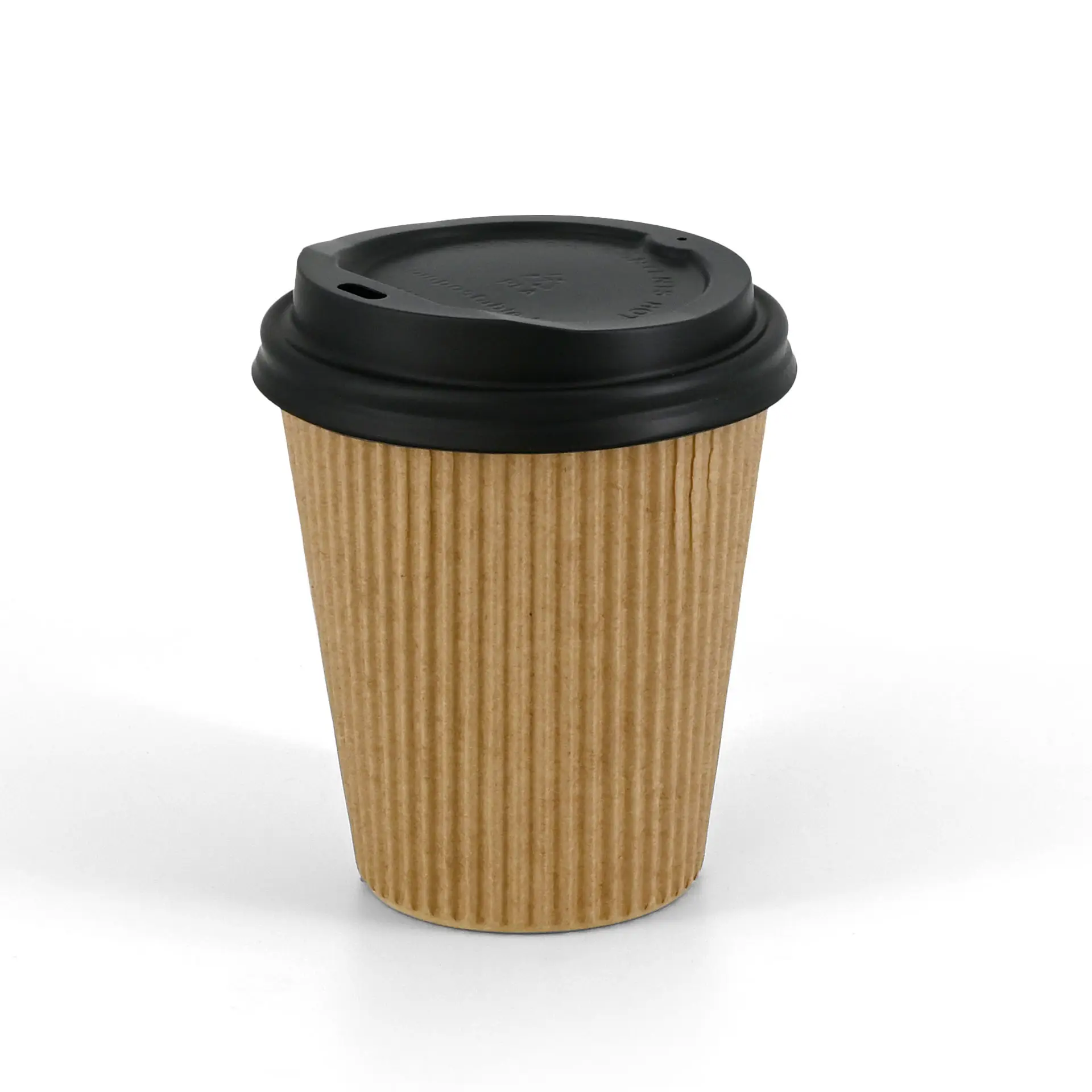 Gobelet à café jetable marron strié avec un couvercle noir, conçu pour les boissons chaudes.