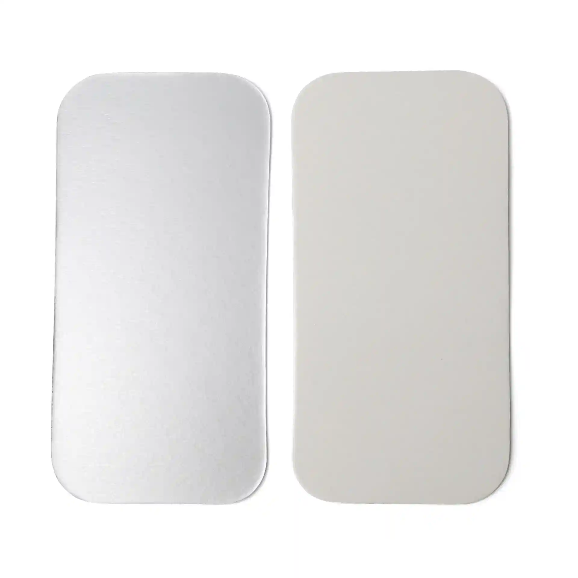 Image de deux couvercles rectangulaires, un en aluminium argenté et un en carton blanc, tous deux conçus pour un conteneur de 900 ml.