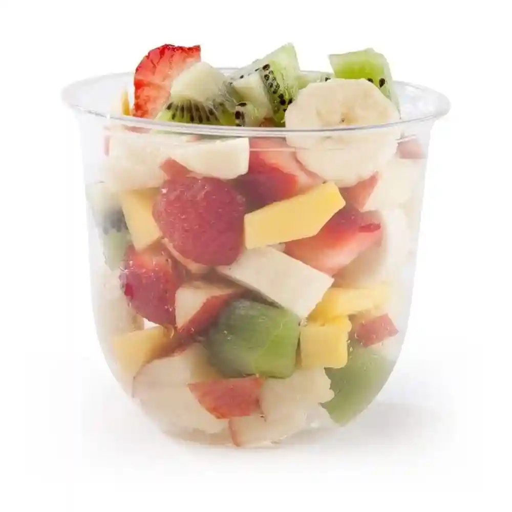 Gobelet transparent rempli de fruits mélangés, y compris des fraises, des bananes, des kiwis et de la mangue.