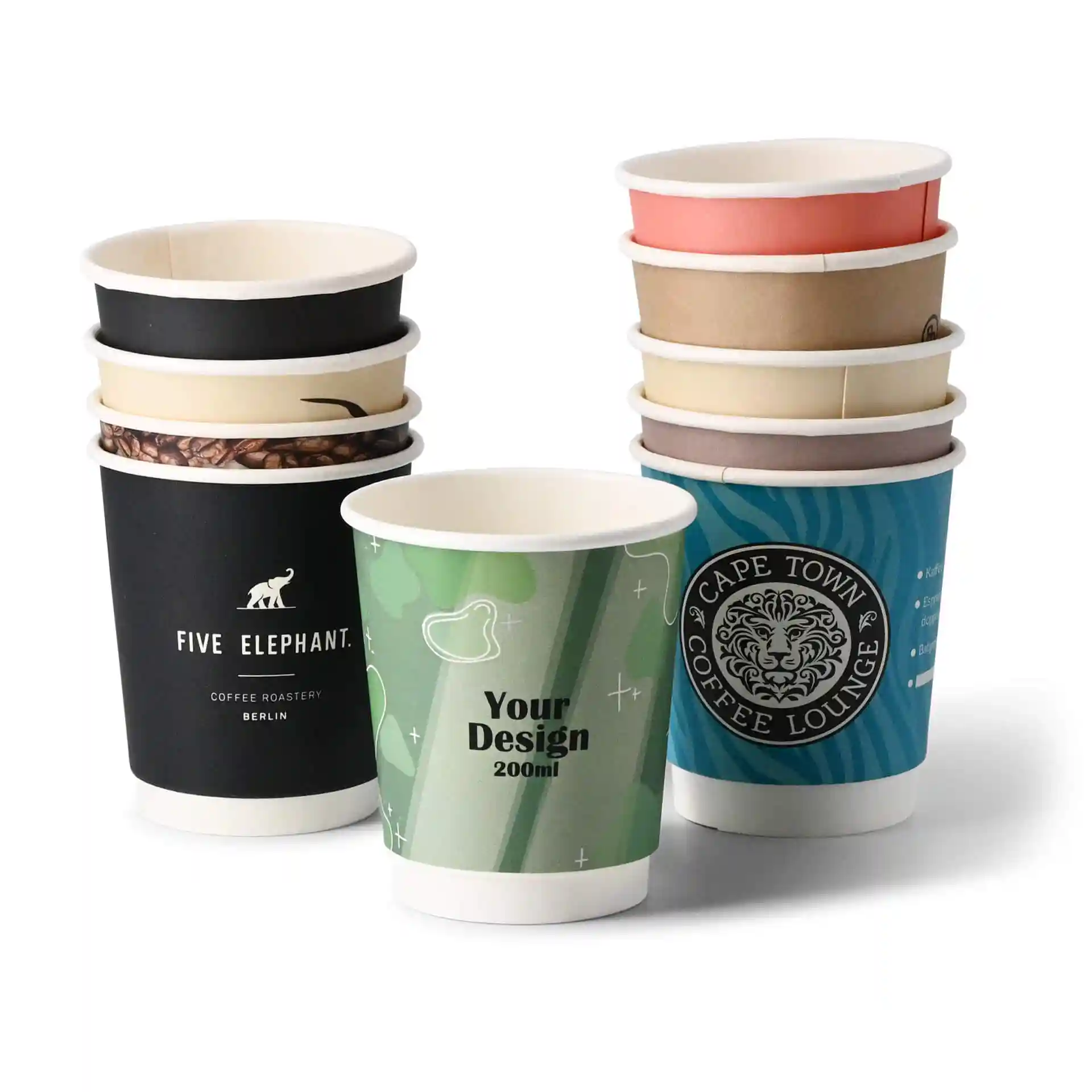 Empilement de divers gobelets en papier imprimés sur mesure, y compris un gobelet vert avec "Votre Design" et un gobelet noir avec "Five Elephant."