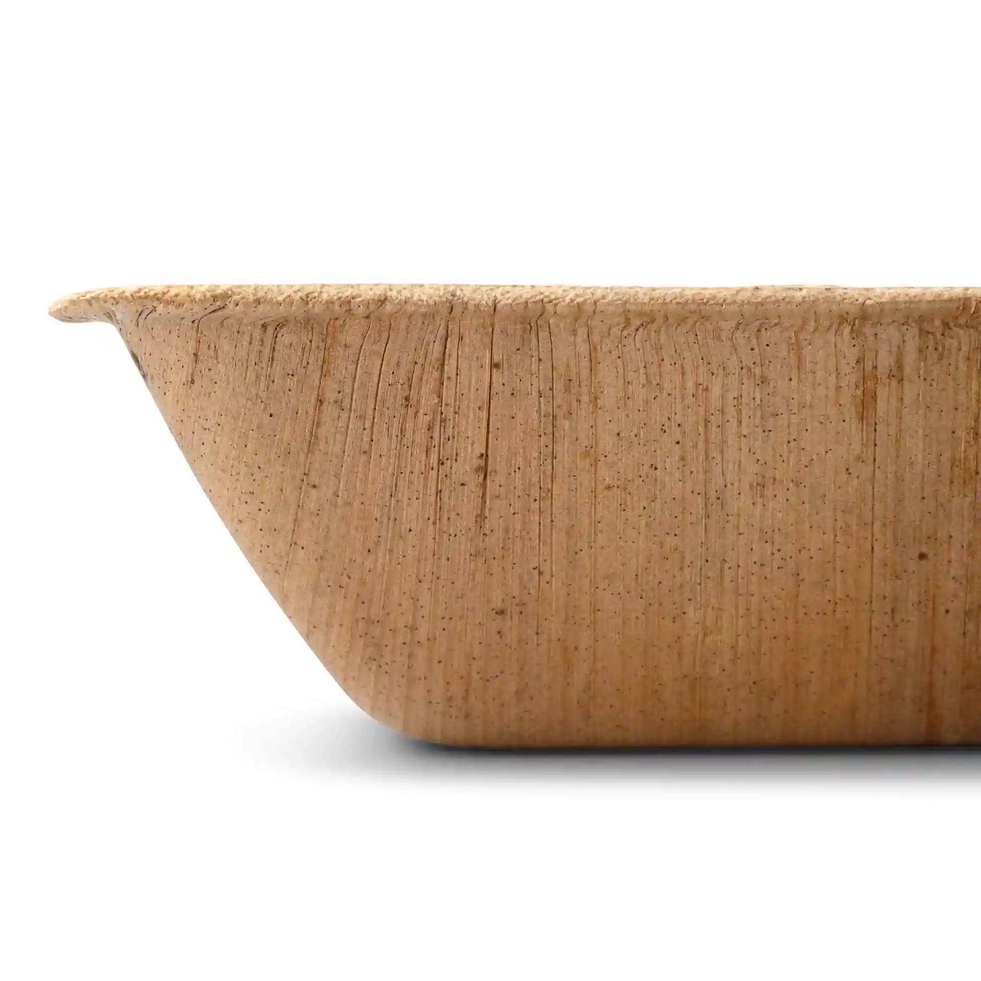 Bol carré en feuille de palmier avec une texture grainée, montrant le bord et le profil latéral.