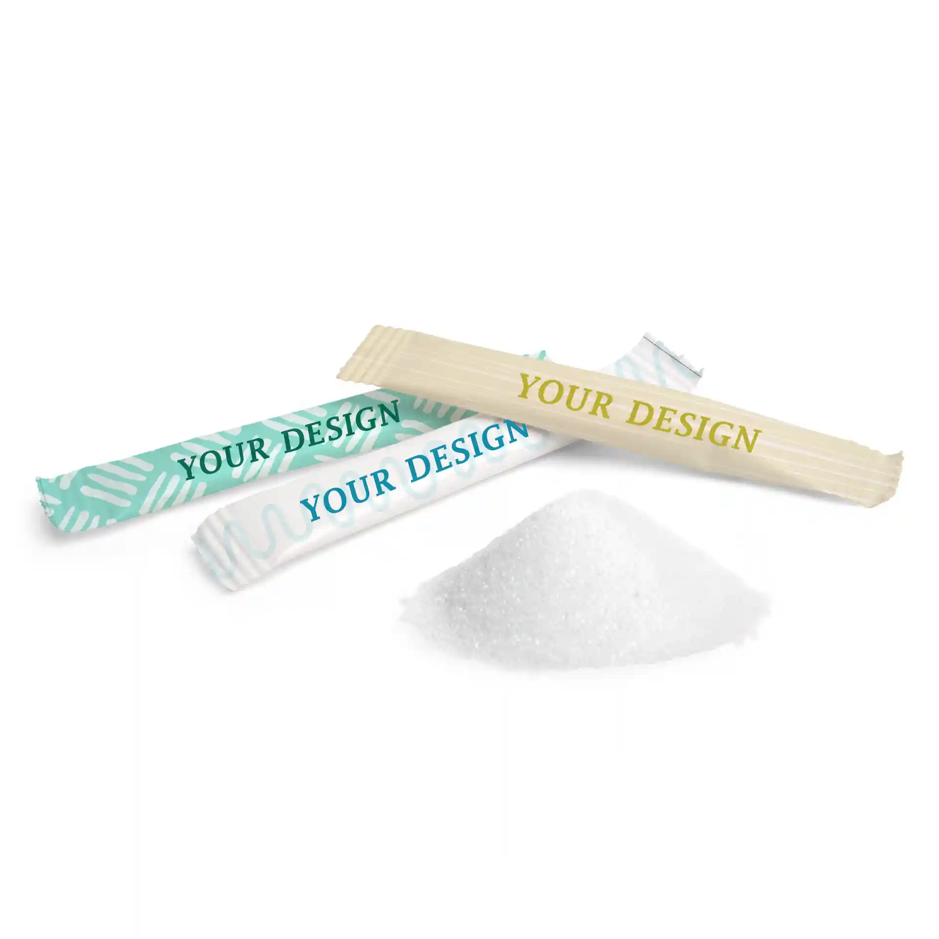 Bâtonnets de sucre avec divers designs et une pile de sucre blanc sur un fond uni.