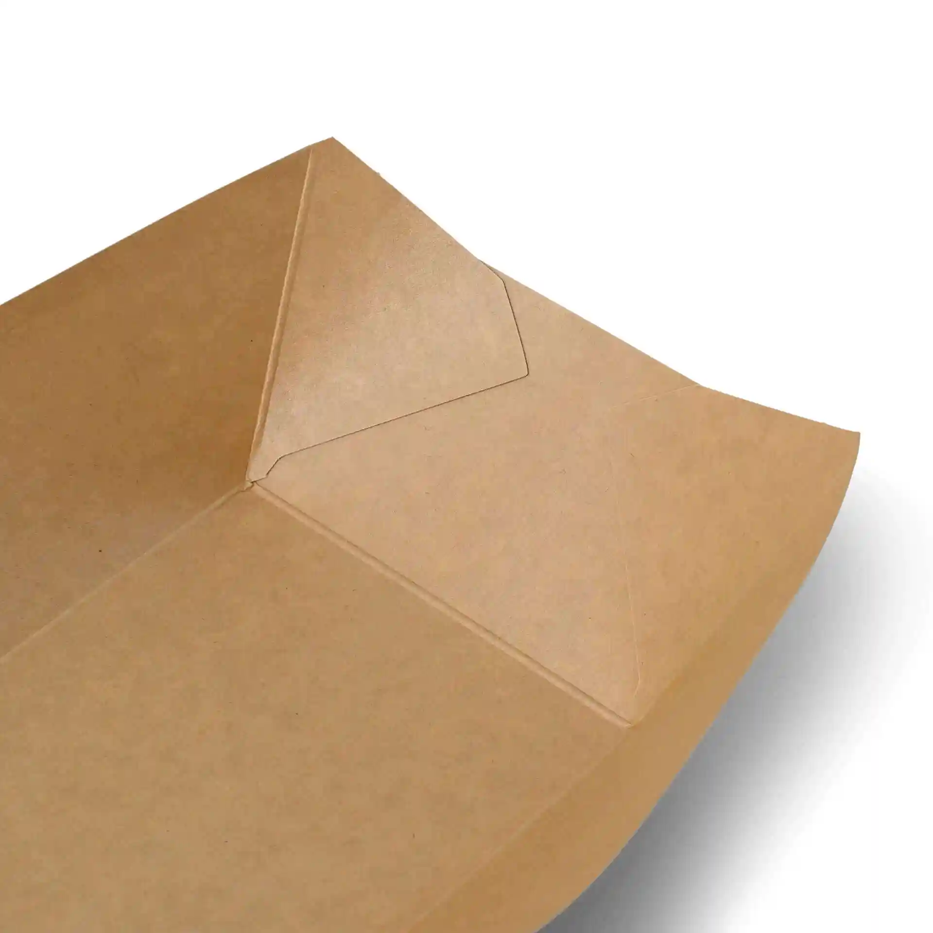 Plateau à snacks en carton brun avec bord replié, mesurant 21,5 x 16 x 5,5 cm, montrant la surface intérieure.