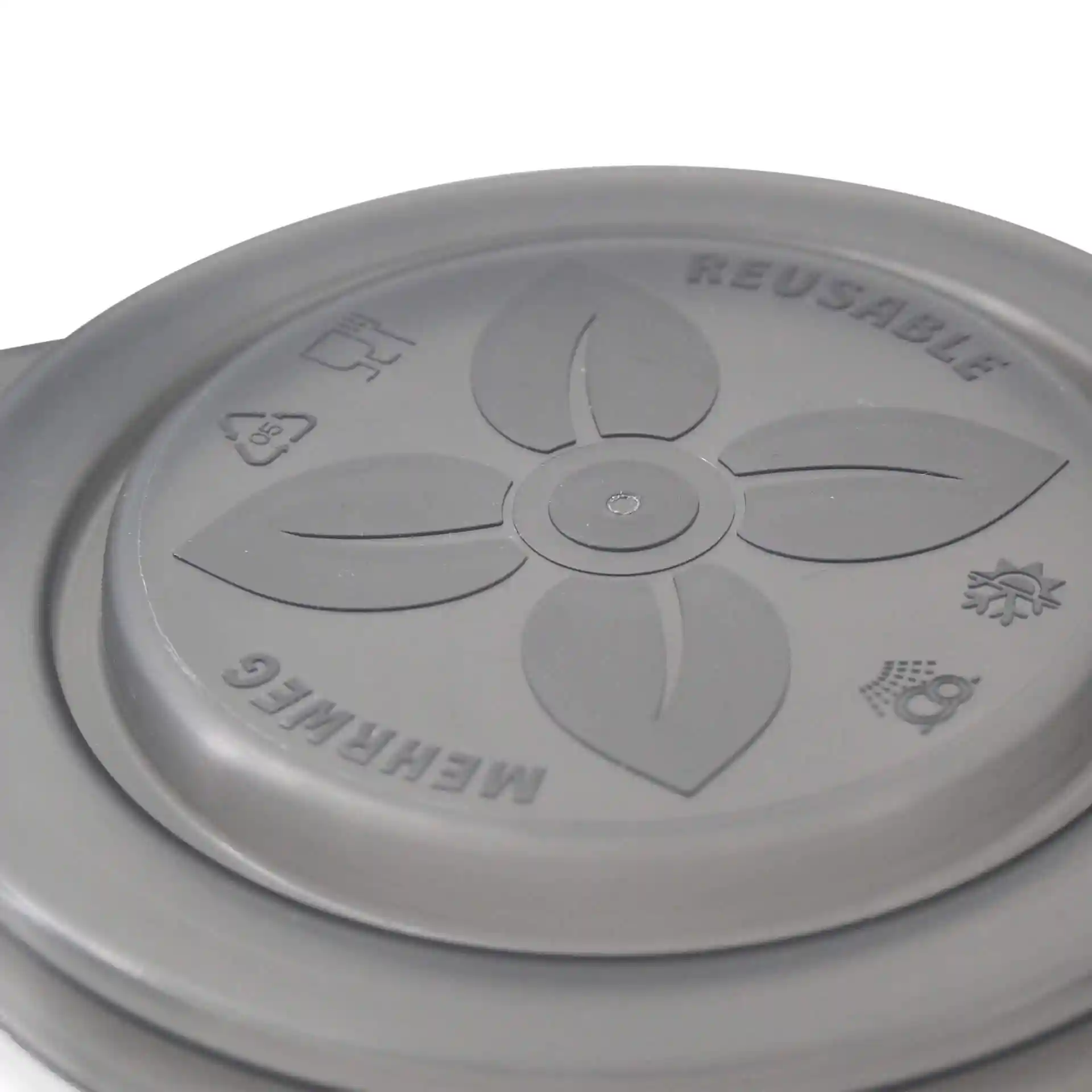 Couvercle rond réutilisable gris en PP, avec un motif de feuille et divers symboles sur la surface.