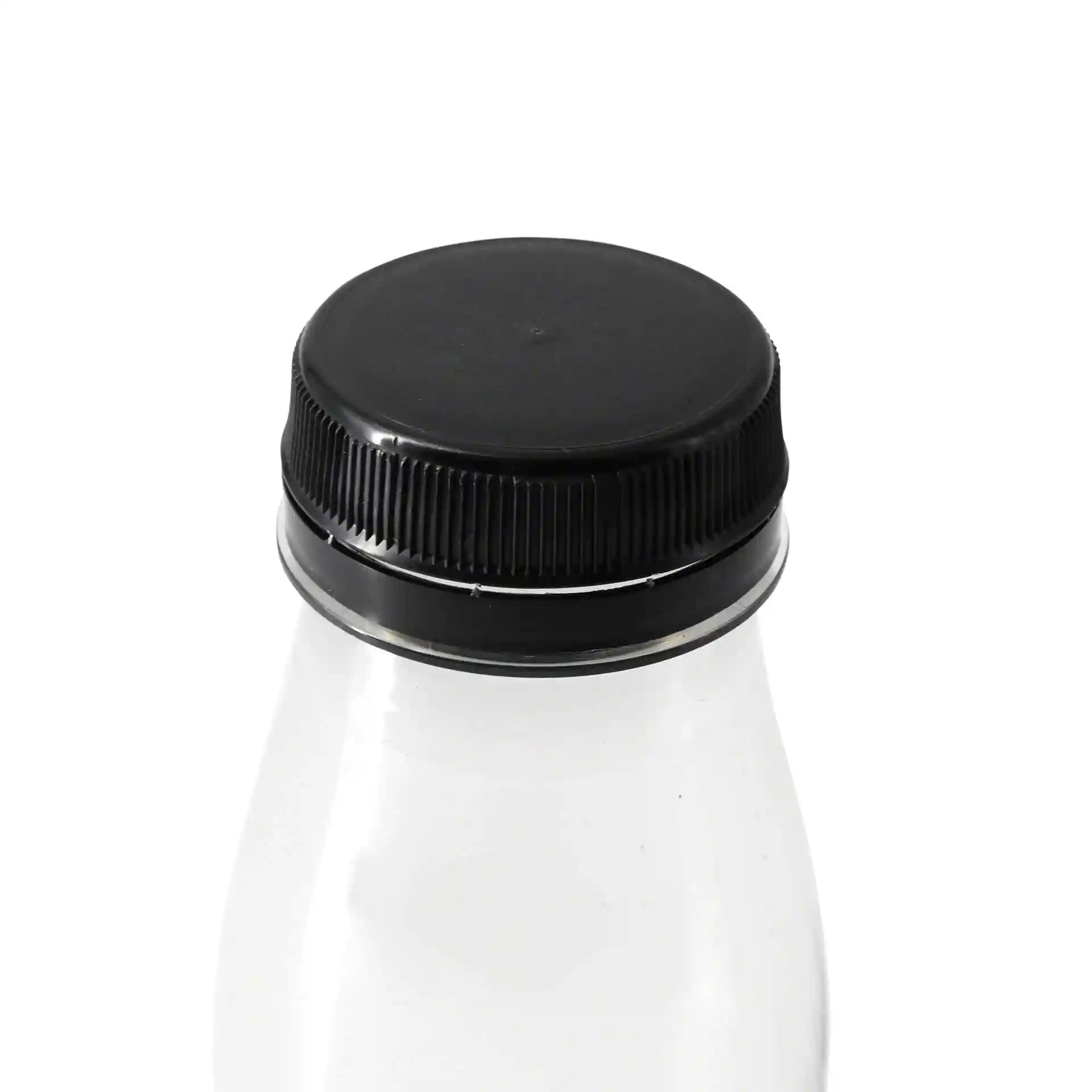Bouteille rPET transparente avec un bouchon noir, vue de dessus du couvercle.