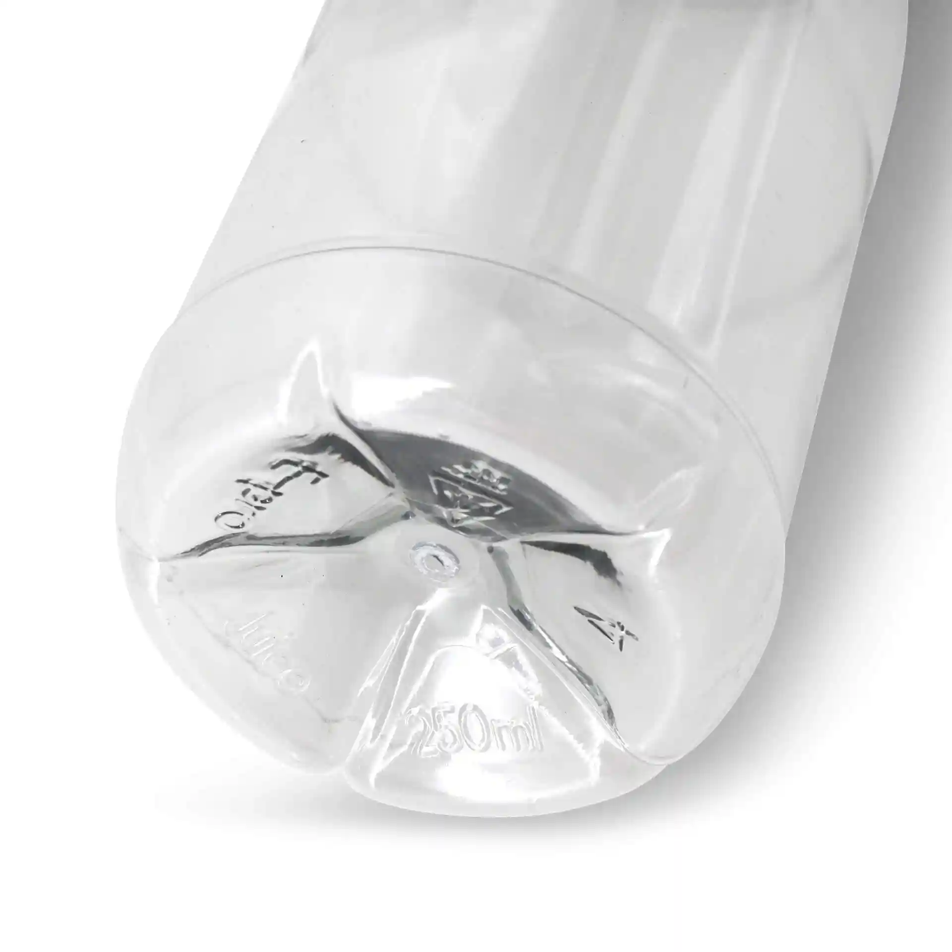 Bouteille rPET transparente avec un couvercle noir, capacité de 250 ml, montrant le fond avec des marquages et un corps transparent.